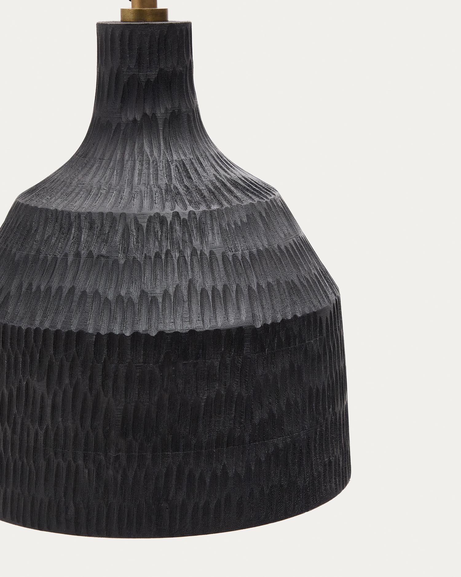 Die Deckenleuchte Amire aus Holz mit elegantem schwarzem Finish bringt Wärme und Stil in jeden Raum. Perfekt für moderne und rustikale Einrichtungen.