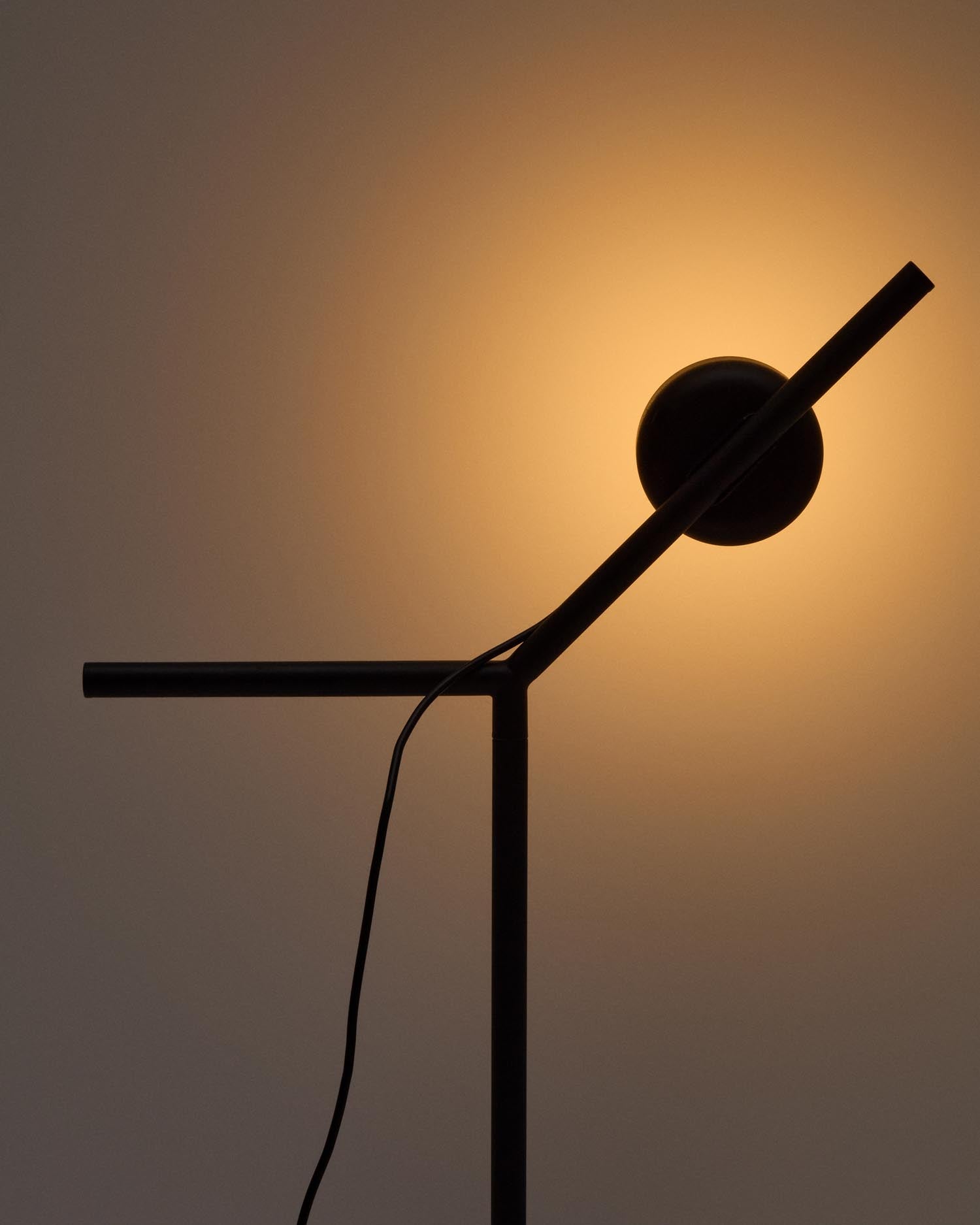 Entdecken Sie die Orey Tischlampe von Kave Home: Elegantes Design aus schwarzem Metall, anpassbares Licht und modulare Flexibilität für jeden Raum.