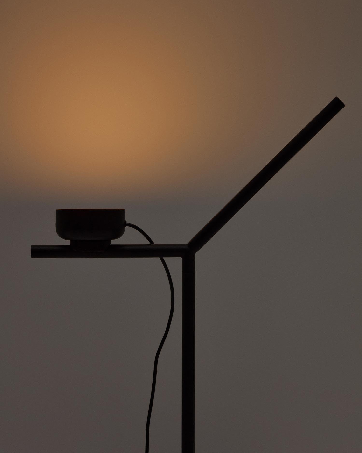 Entdecken Sie die Orey Tischlampe von Kave Home: Elegantes Design aus schwarzem Metall, anpassbares Licht und modulare Flexibilität für jeden Raum.