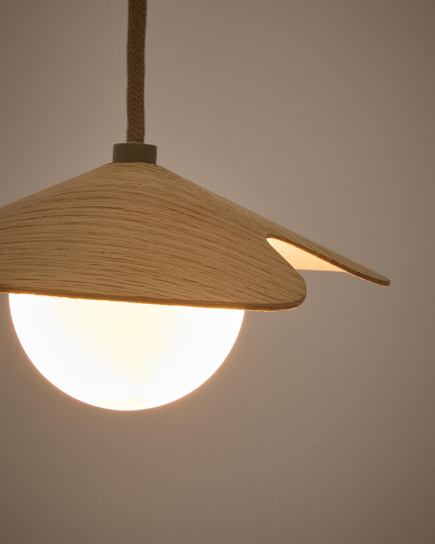 Die Wilara Deckenleuchte von Kave Home vereint Eichenfurnier und eine weiße Rauchglaskugel für zeitlose Eleganz und harmonische Beleuchtung.