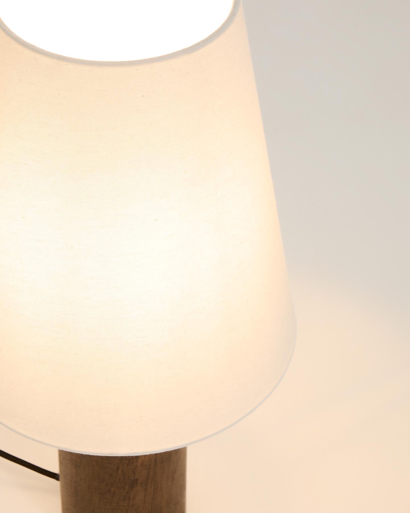 Tischlampe Marga aus massivem Gummibaumholz mit dunklem Finish in Dunkelbraun präsentiert im Onlineshop von KAQTU Design AG. Tischleuchte ist von Kave Home