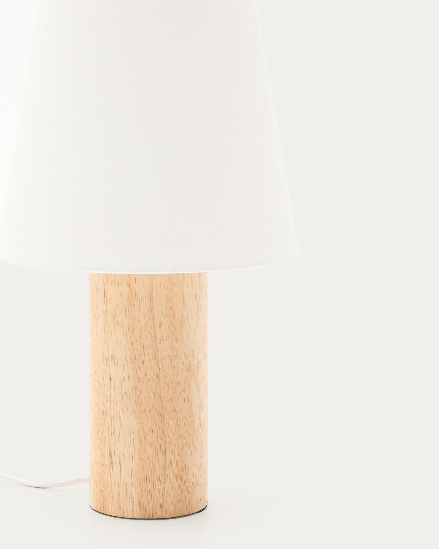 Tischlampe Marga aus massivem Gummibaumholz mit naturfarbenem Finish in Hellbraun präsentiert im Onlineshop von KAQTU Design AG. Tischleuchte ist von Kave Home