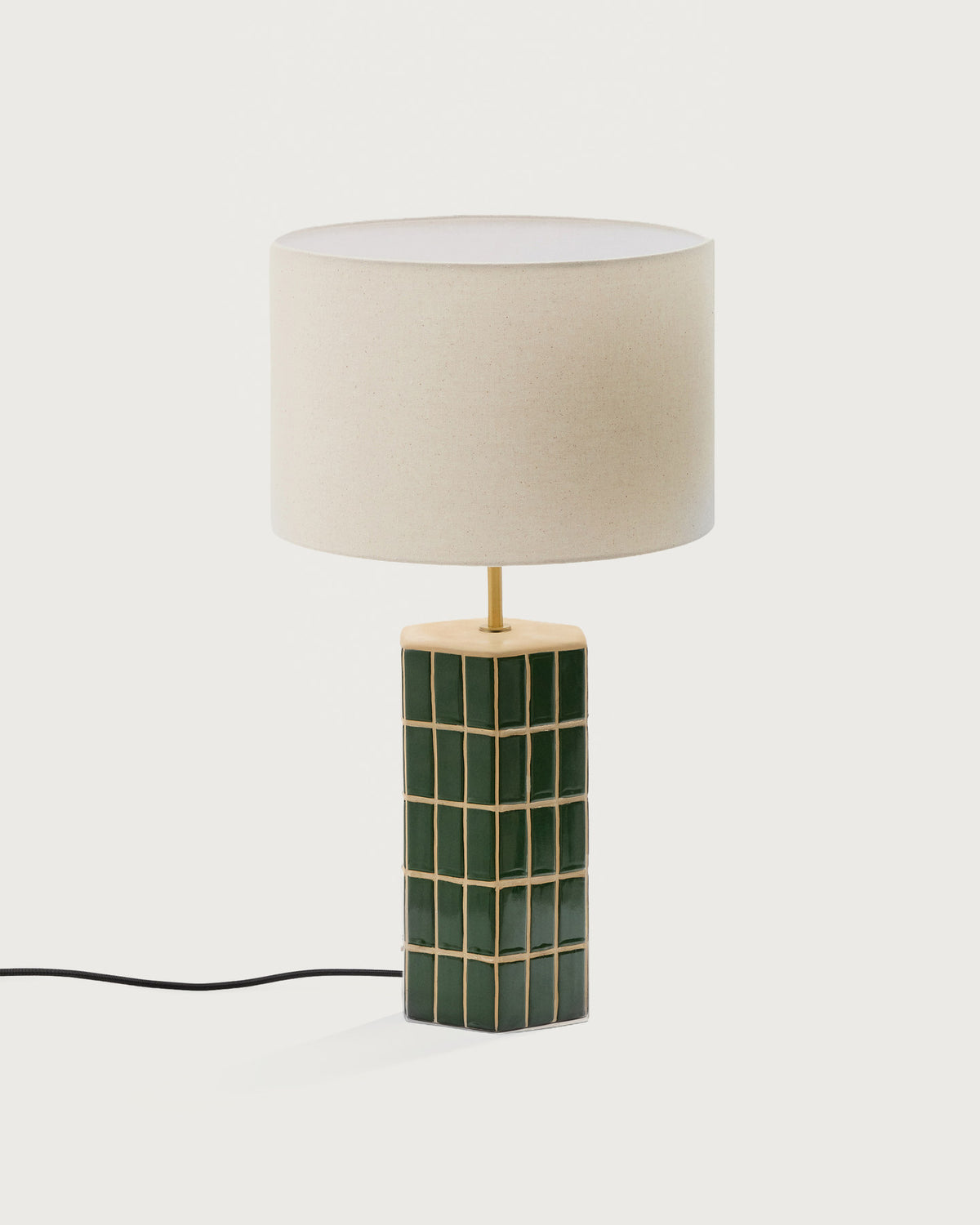 Tischlampe Rue aus grüner Keramik in Grün präsentiert im Onlineshop von KAQTU Design AG. Tischleuchte ist von Kave Home