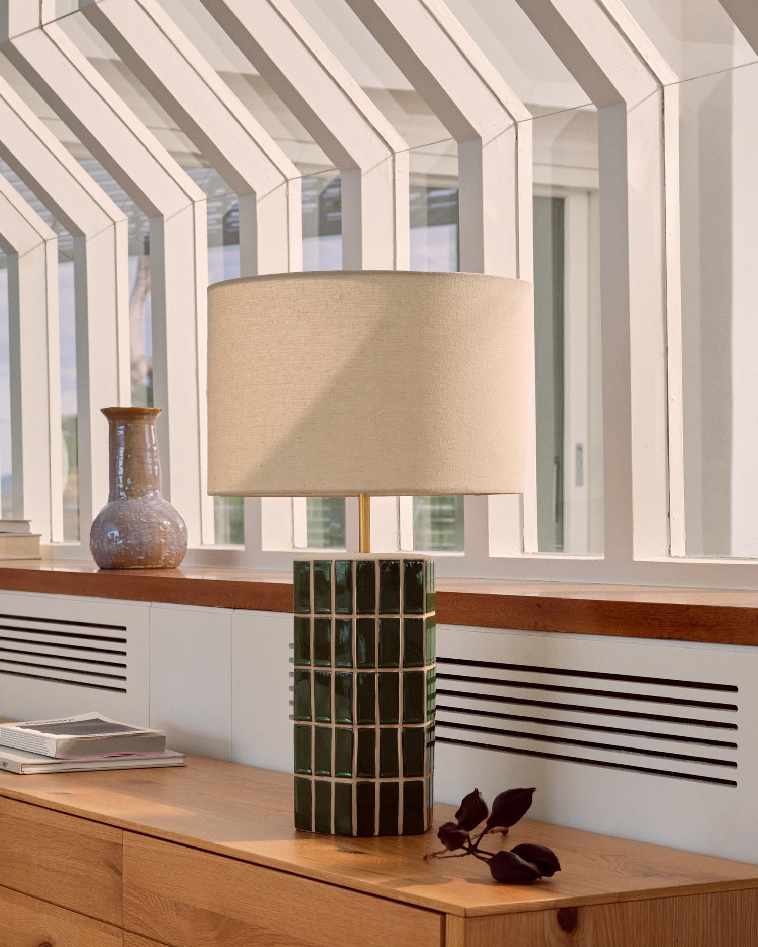 Entdecken Sie die elegante Tischlampe Rue aus grüner Keramik von Kave Home. Ein stilvolles Highlight für Ihr Zuhause, das modernes Design und Funktionalität vereint.