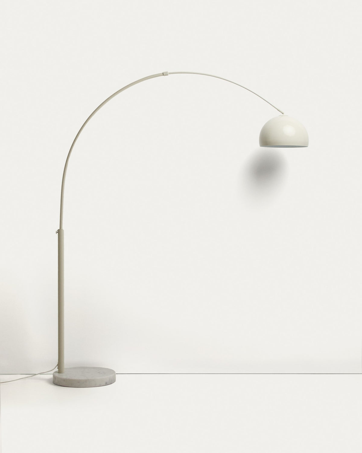 Stehlampe Madali von Kave Home mit weiss lackiertem Stahlgestell und Sockel aus weissem Marmor, schwenkbarer Lampenschirm.