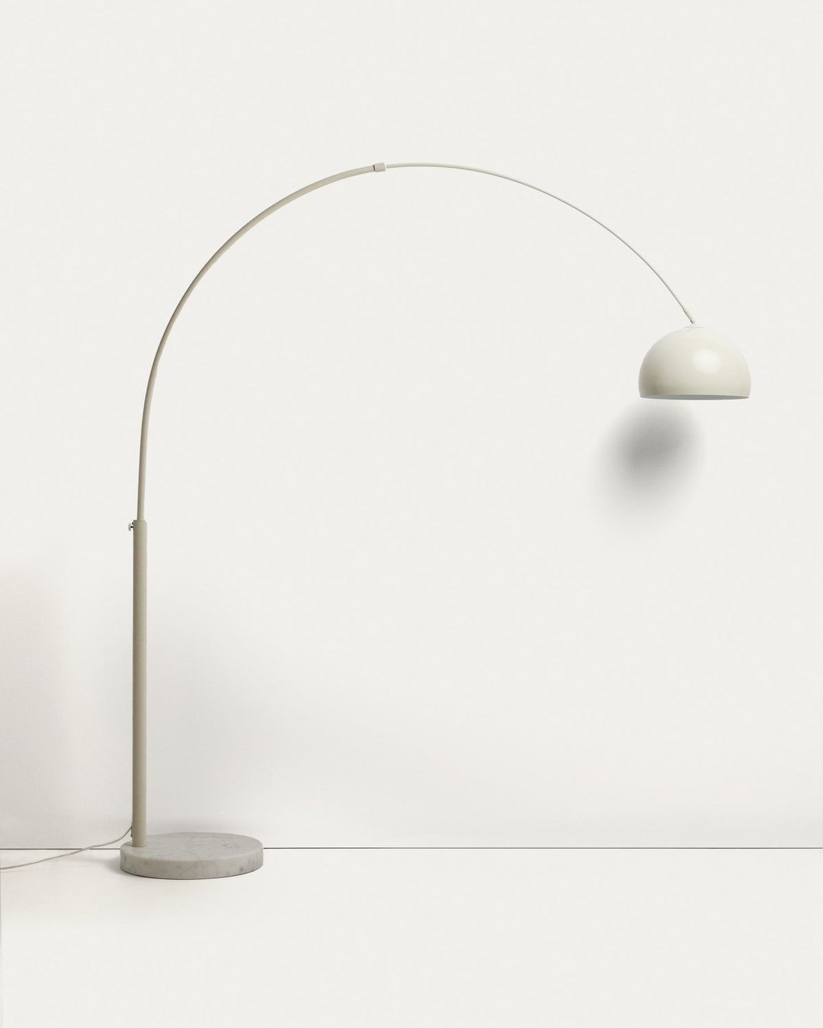 Stehlampe Madali von Kave Home mit weiss lackiertem Stahlgestell und Sockel aus weissem Marmor, schwenkbarer Lampenschirm.