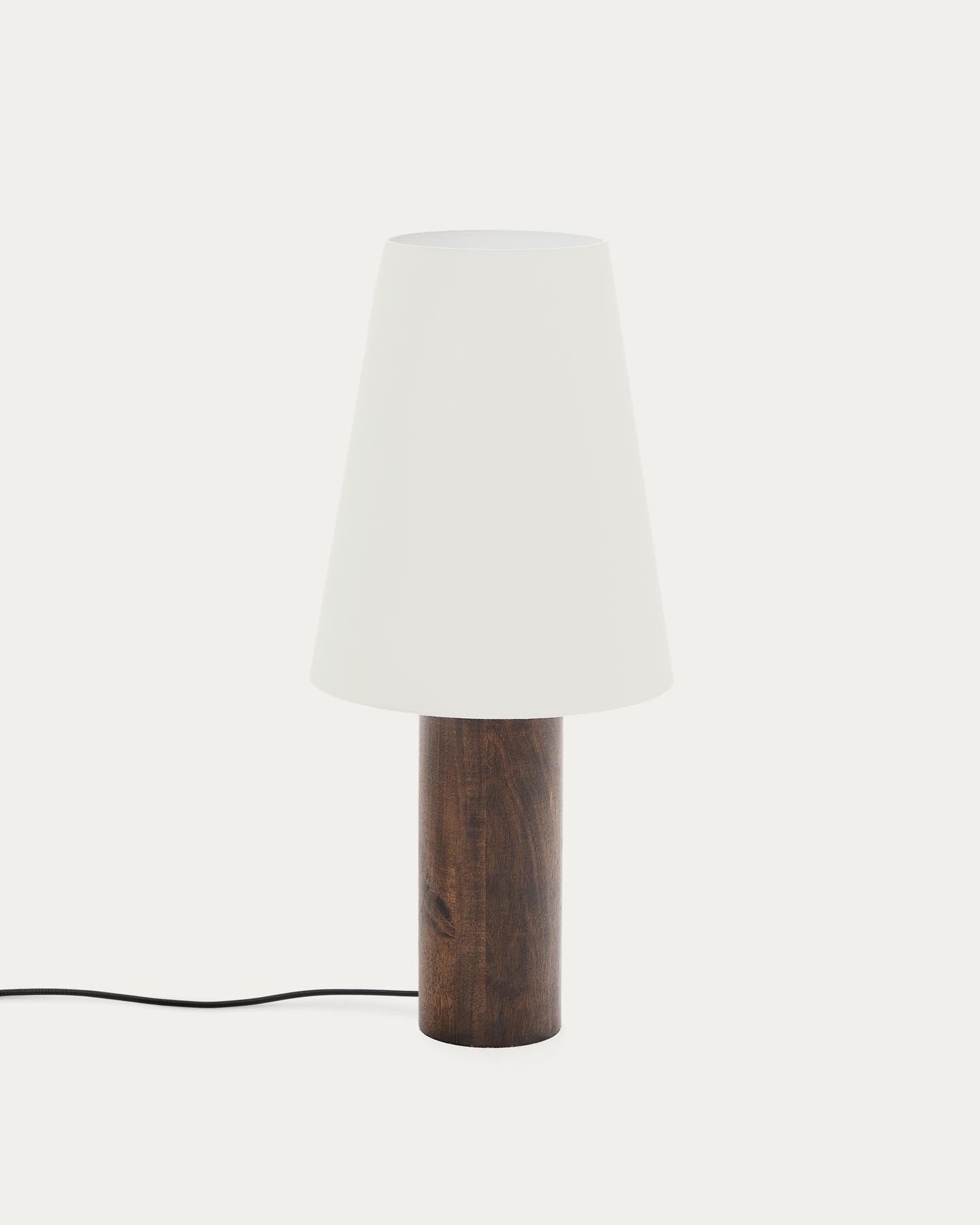 Stehlampe Marga aus massivem Gummibaumholz mit dunklem Finish in Dunkelbraun präsentiert im Onlineshop von KAQTU Design AG. Stehleuchte ist von Kave Home