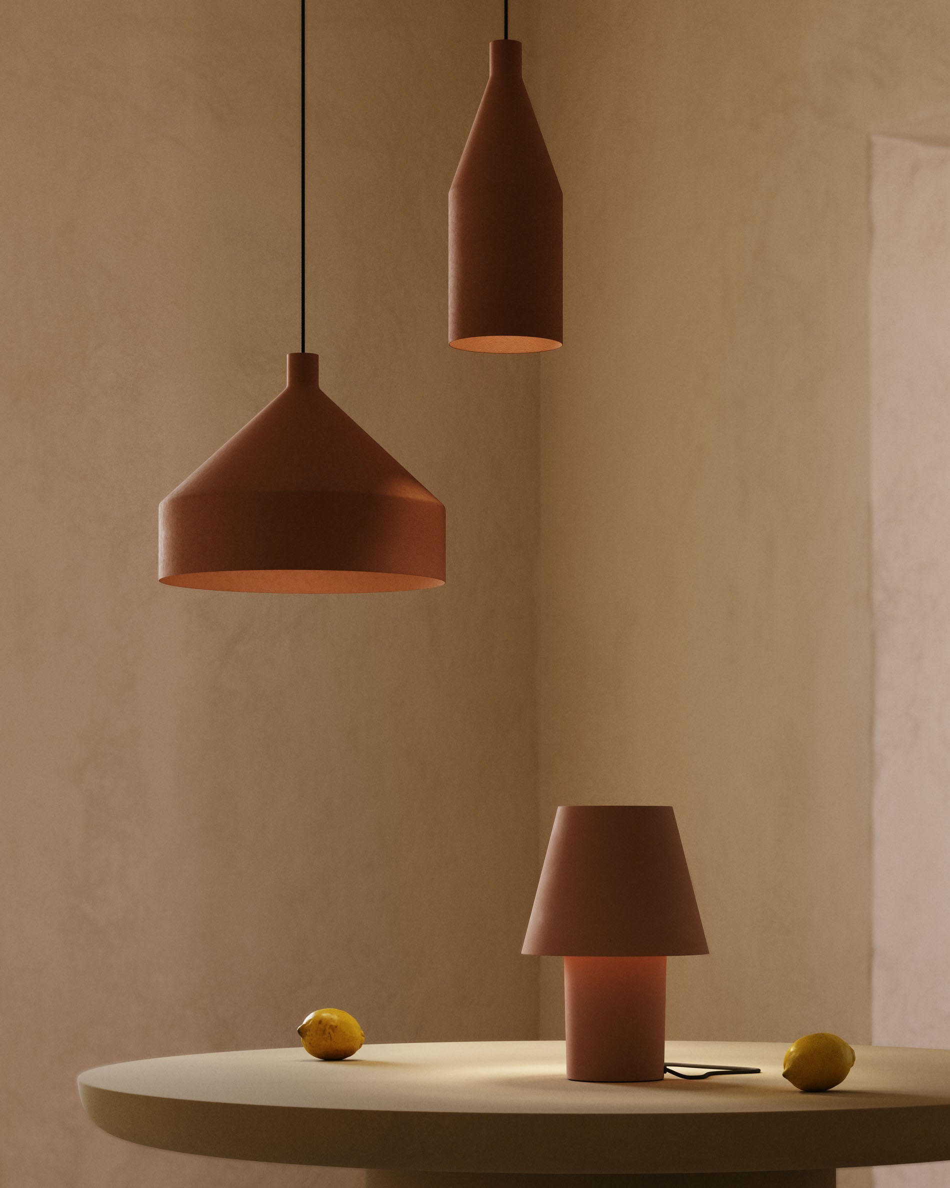 Die Canapost Tischlampe aus Metall mit Terrakotta-Finish von Kave Home vereint modernes Design mit warmen, natürlichen Akzenten.