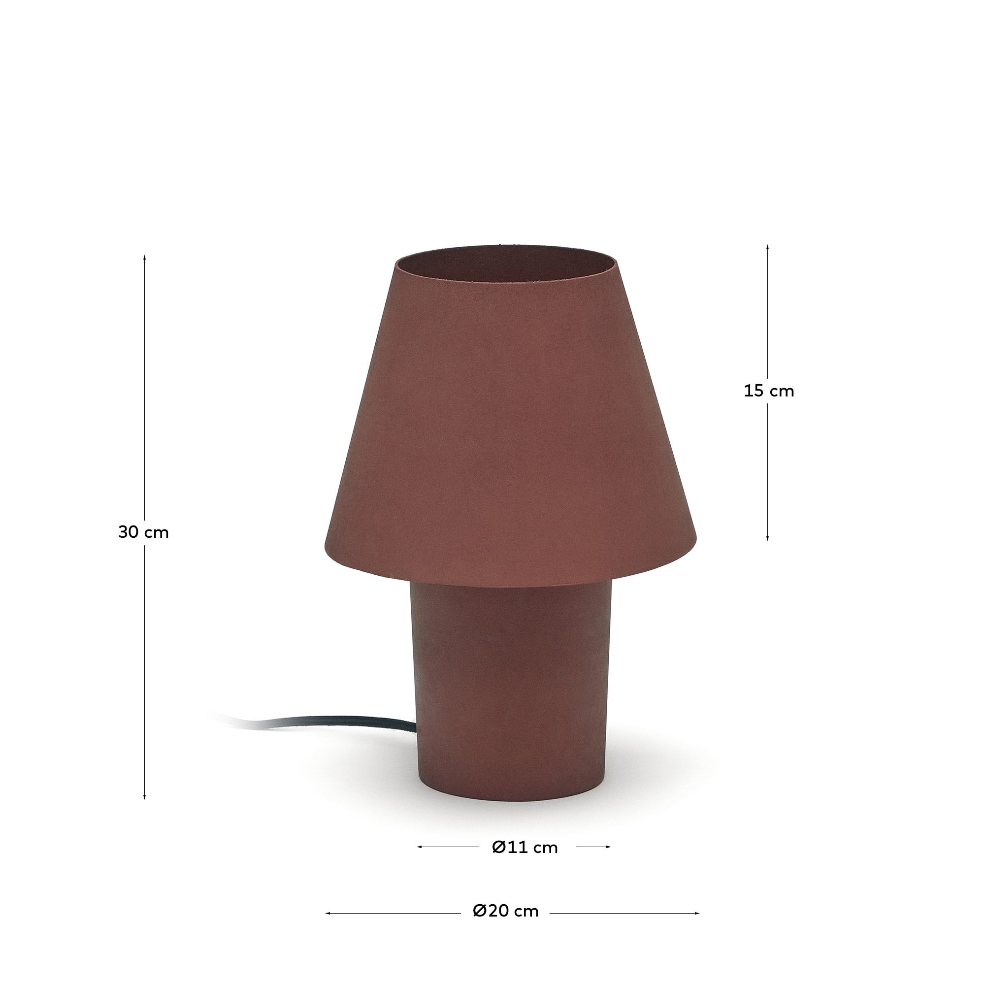 Die Canapost Tischlampe von Kave Home vereint stilvolle Eleganz mit einem rustikalen Terrakotta-Finish und stabiler Metallkonstruktion.