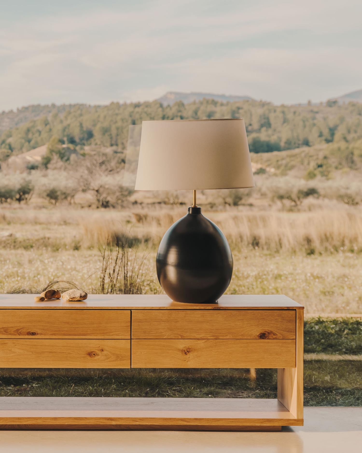 Moderne Foixa Tischlampe von Kave Home: Robuste Metallkonstruktion, stilvoller Holzsockel, perfektes Licht für jeden Raum, zeitloses Design.