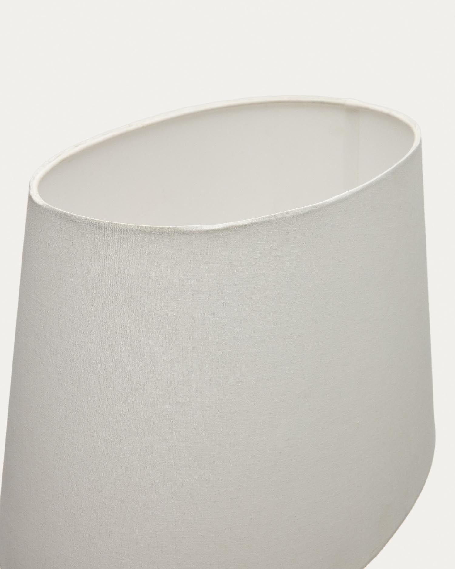 Die Foixa Tischlampe von Kave Home vereint modernes Design mit Funktionalität. Ihr schwarzes Metallfinish und der Holzsockel setzen stilvolle Akzente.