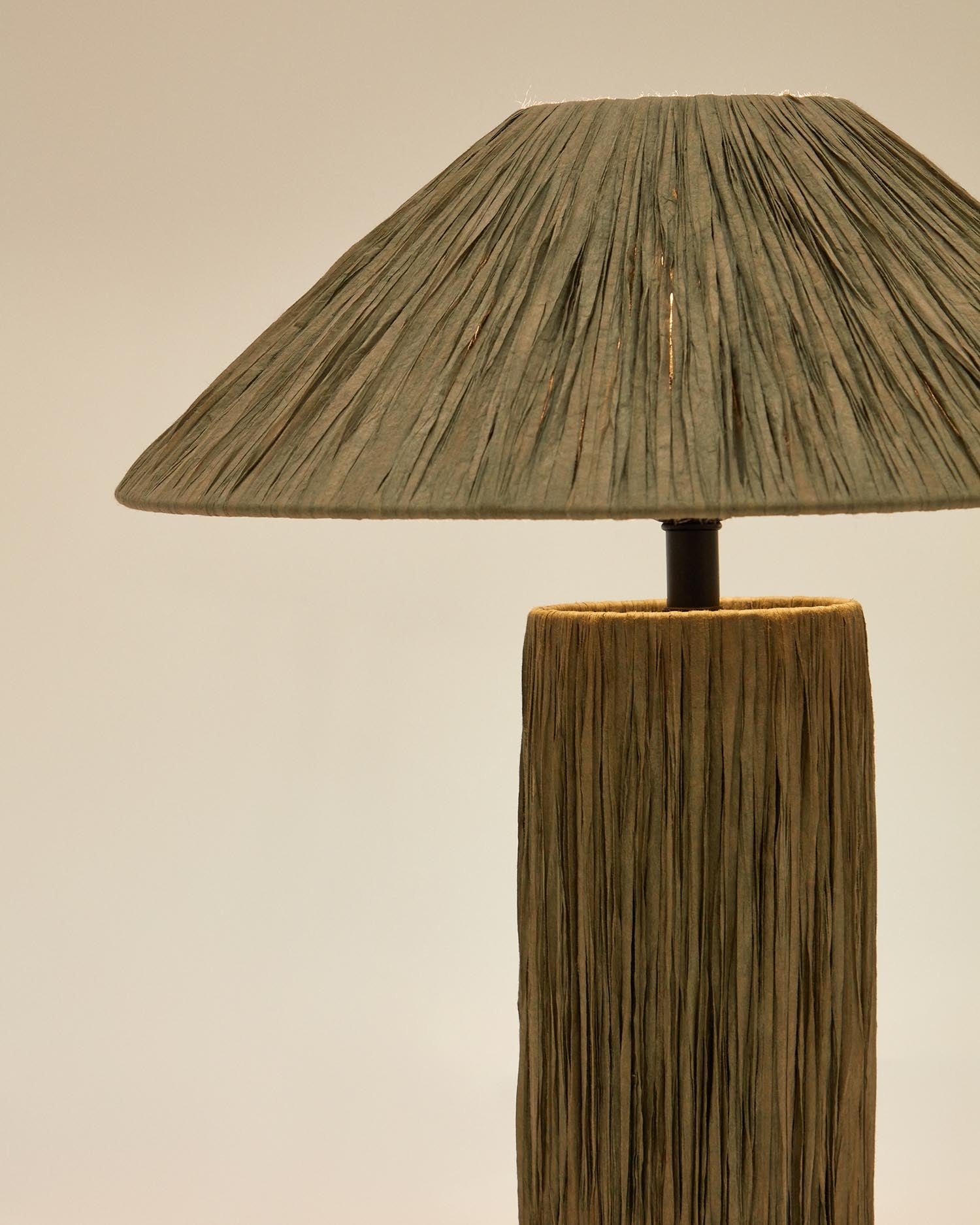 Die Samse Tischleuchte von Kave Home vereint Raffiabast und Massivholz zu einem stilvollen Lichtobjekt, das Gemütlichkeit und Eleganz in Ihr Zuhause bringt.