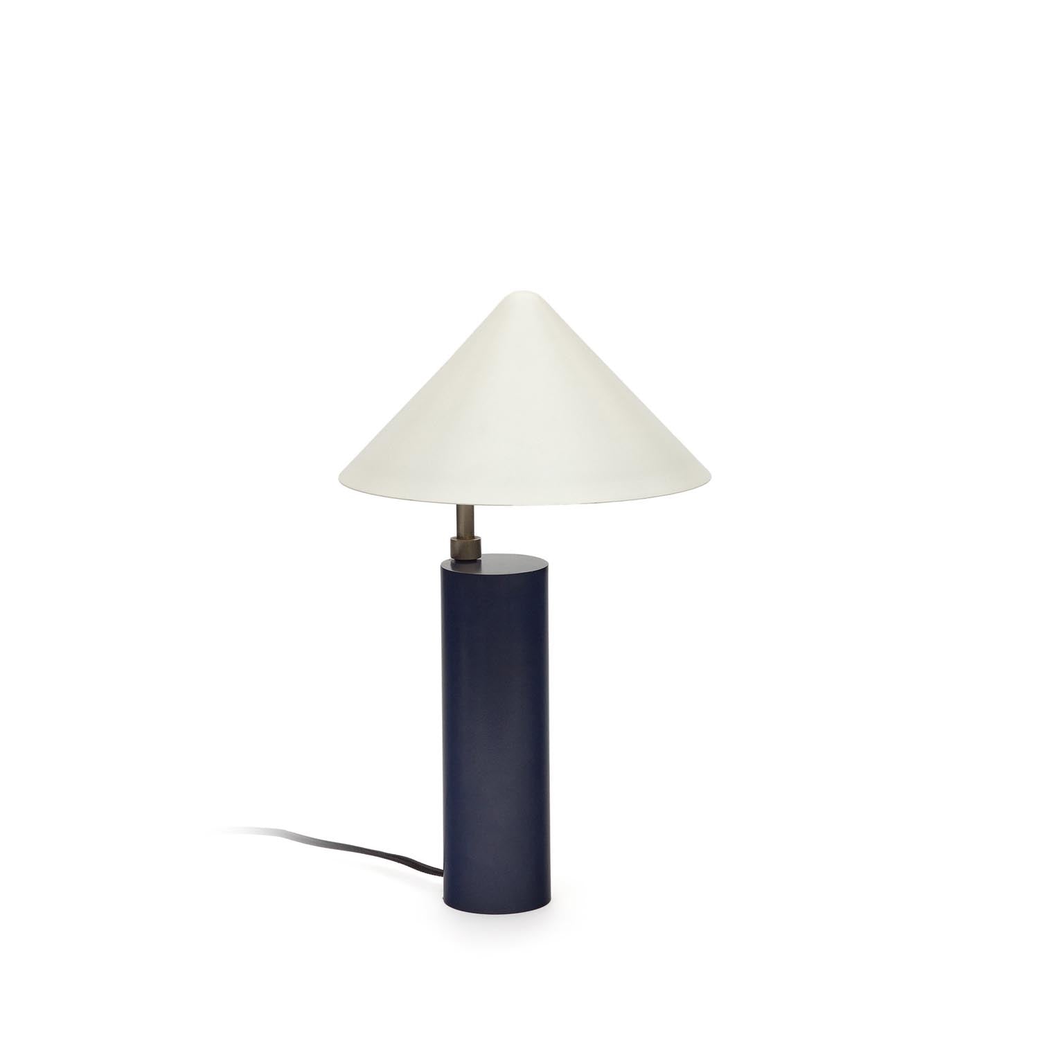 Stilvolle Shiva Tischlampe aus blau-weissem Metall von Kave Home: robust, langlebig, vielseitig und ein echter Hingucker.