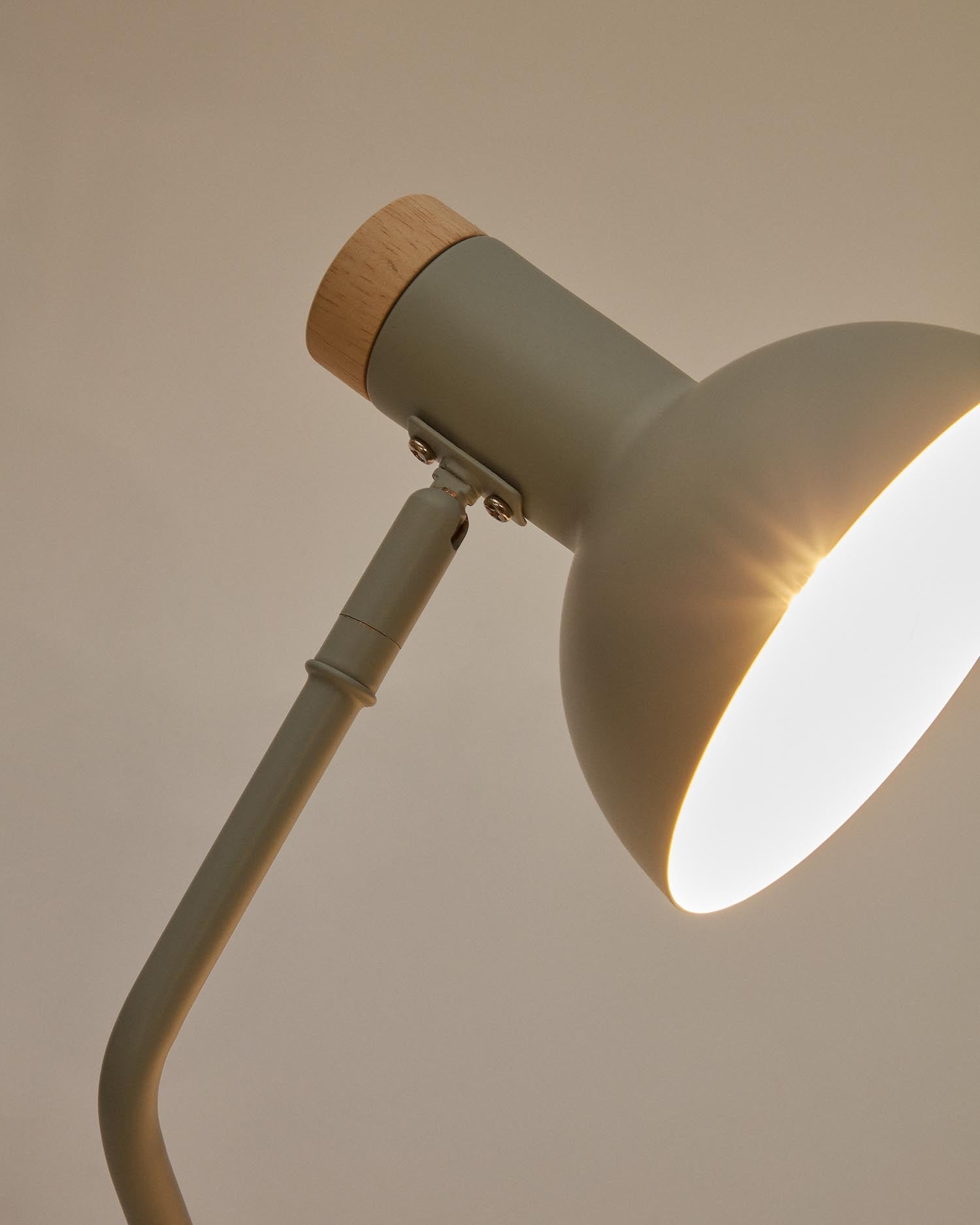 Die Katia Schreibtischlampe von Kave Home kombiniert stilvolles Holz mit grünem Metall und bietet praktischen Stifthalter für Ordnung im Kinderzimmer.