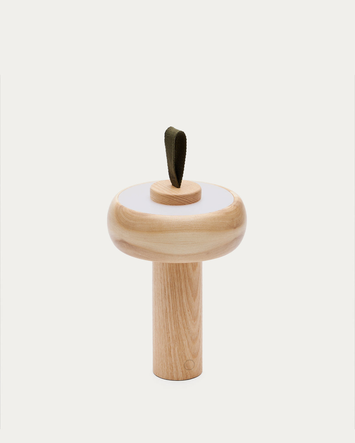 Luba tragbare Tischlampe aus massivem Eschenholz und grünem Baumwollgriff in Natur präsentiert im Onlineshop von KAQTU Design AG. Tischleuchte ist von Kave Home