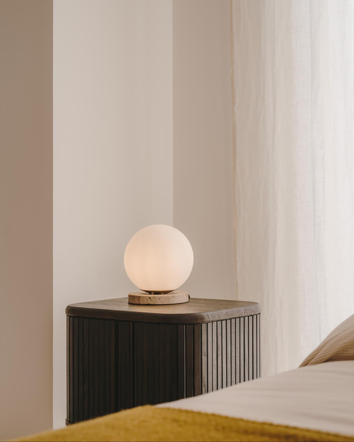 Stilvolle Malachi Tischlampe aus edlem Milchglas und Travertin.