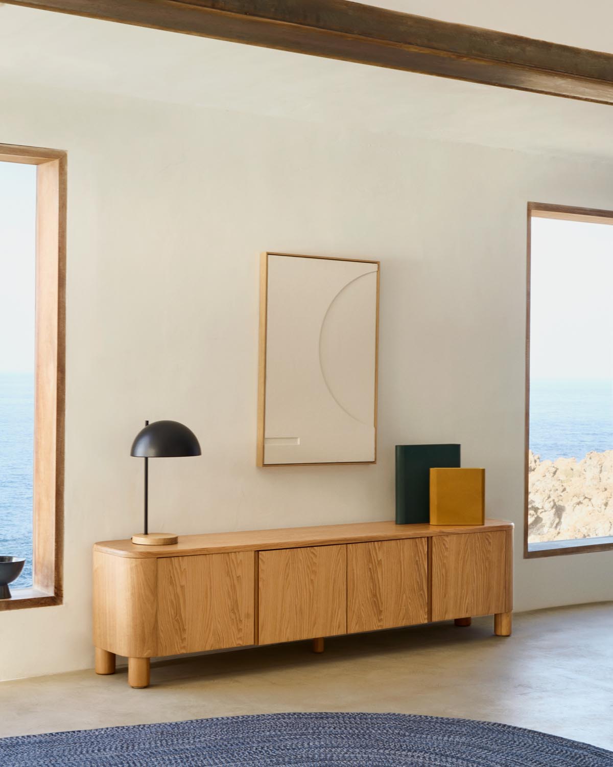 Catlar Tischlampe: Modernes Design in Eschenholz und schwarzem Metall.