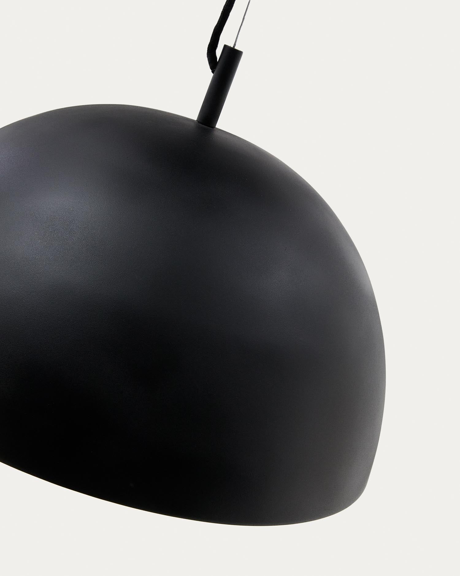 Die Catlar Deckenleuchte von Kave Home, Ø 40 cm, vereint modernes Design mit robustem Metall und warmem Holz für stilvolle Akzente in jedem Raum.