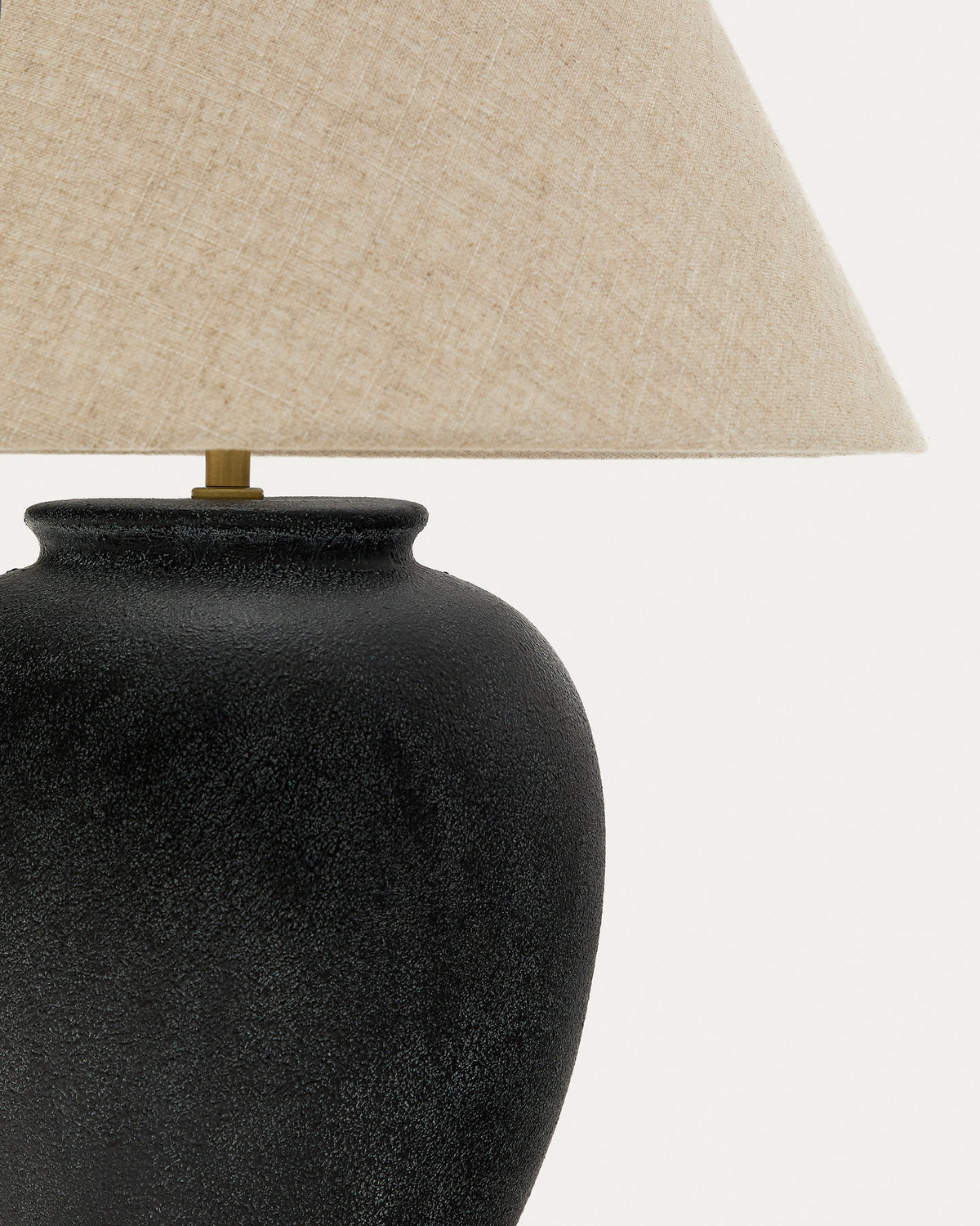 Mercadal Tischlampe aus Keramik mit schwarzem Finish in Schwarz präsentiert im Onlineshop von KAQTU Design AG. Tischleuchte ist von Kave Home