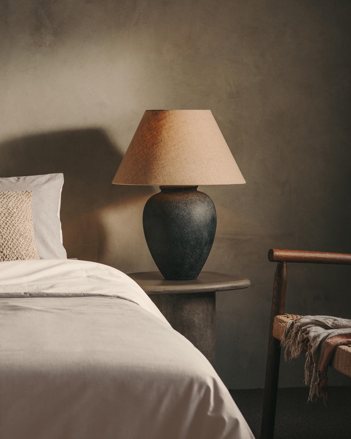 Stilvolle Mercadal Keramiklampe in Schwarz von Kave Home.