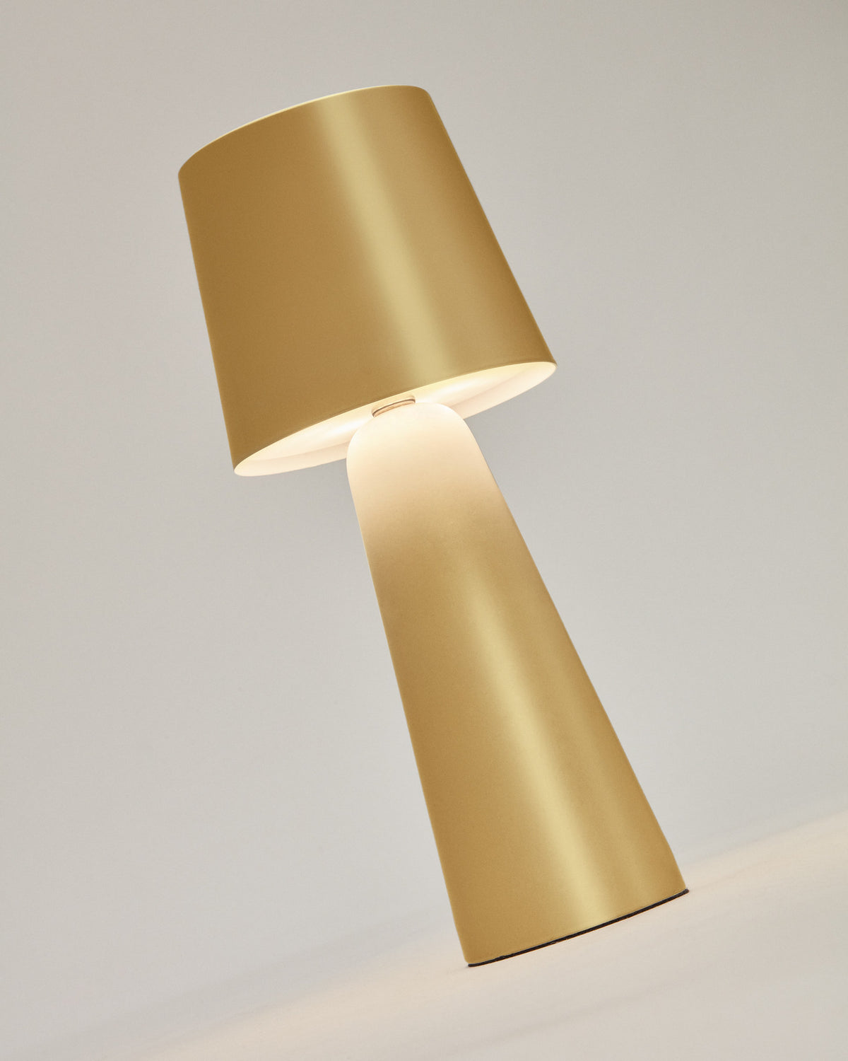 Arenys Tischlampe klein aus Metall mit goldener Lackierung in Gold präsentiert im Onlineshop von KAQTU Design AG. Tischleuchte ist von Kave Home