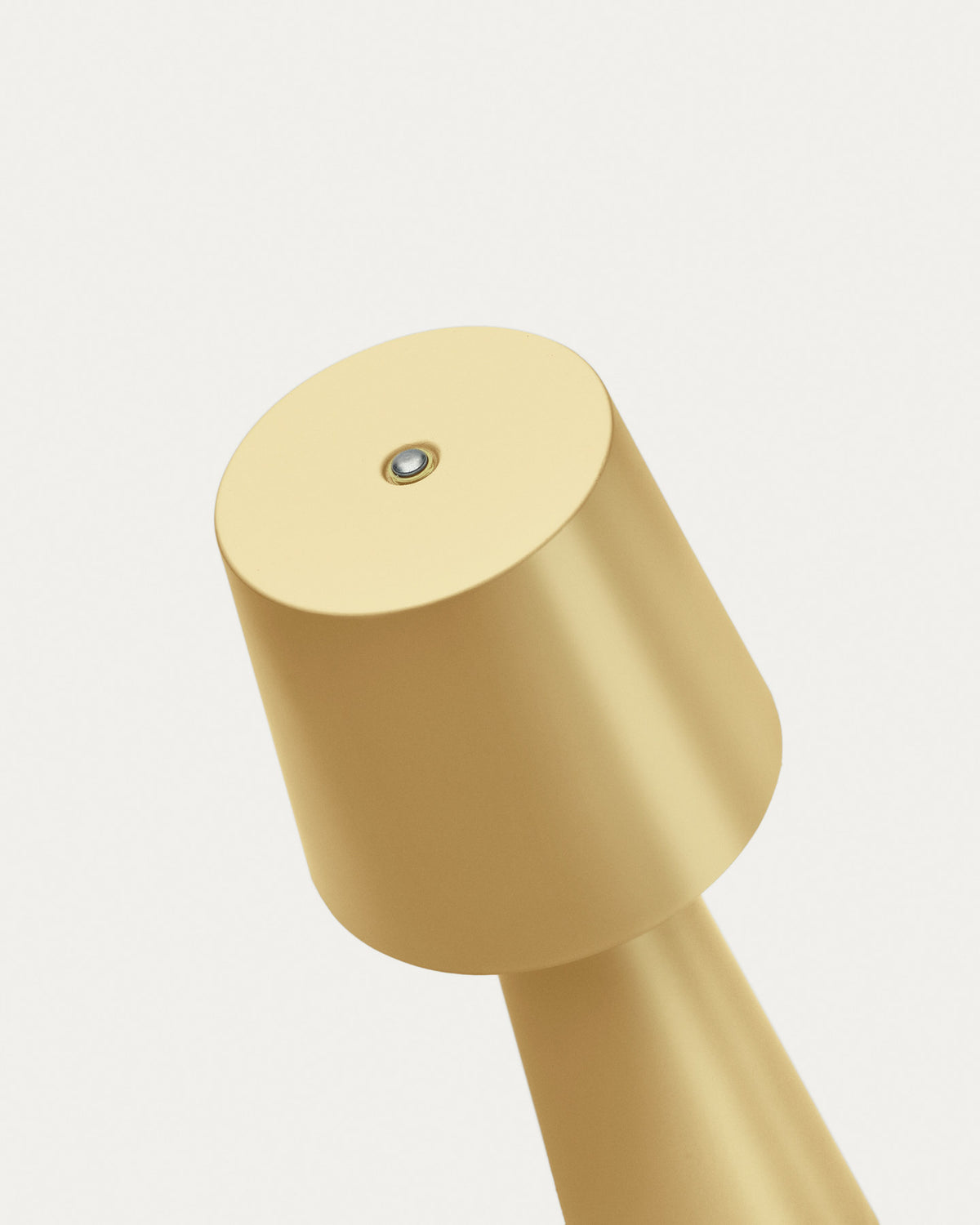Arenys Tischlampe klein aus Metall mit goldener Lackierung in Gold präsentiert im Onlineshop von KAQTU Design AG. Tischleuchte ist von Kave Home