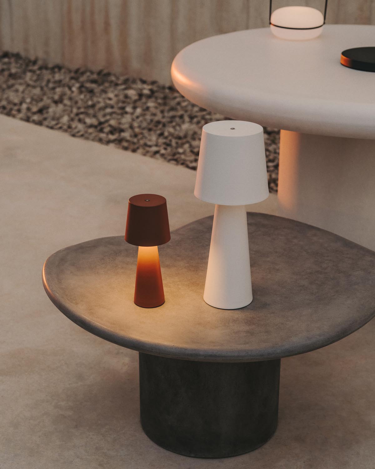 Elegante Arenys Tischlampe: Metall, weiss lackiert, für draussen.