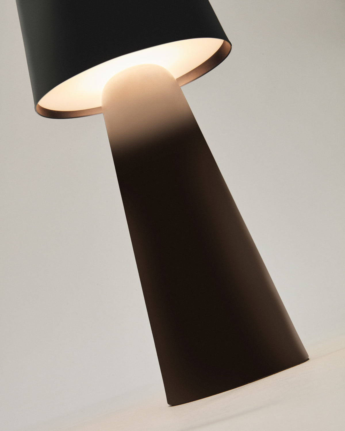 Arenys Outdoor Tischlampe gross aus Metall mit schwarzem Lackfinish in Schwarz präsentiert im Onlineshop von KAQTU Design AG. Outdoor Tischleuchte ist von Kave Home