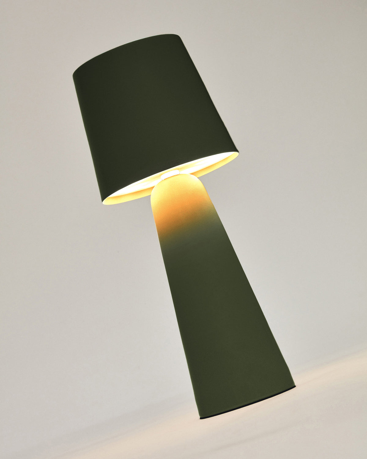 Arenys Outdoor Tischlampe klein aus Metall mit grünem Lackfinish in Grün präsentiert im Onlineshop von KAQTU Design AG. Outdoor Tischleuchte ist von Kave Home