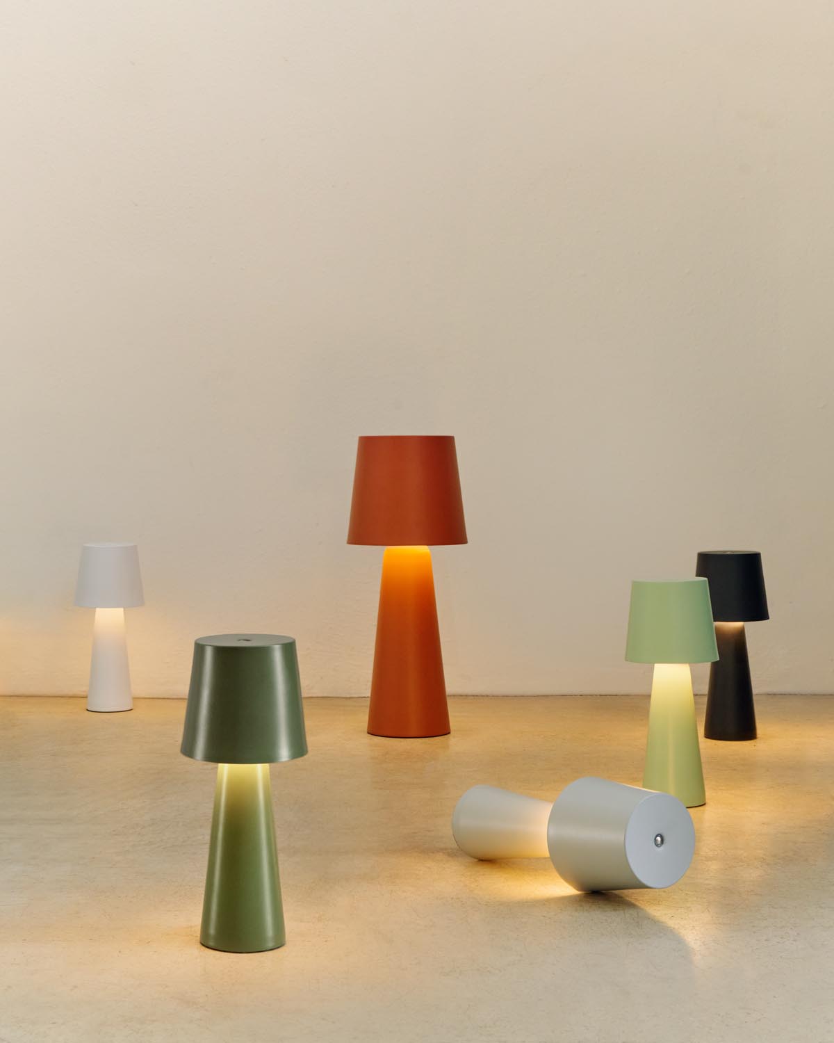 Kave Home Arenys: Stilvolle grüne Outdoor-Tischlampe aus Metall.