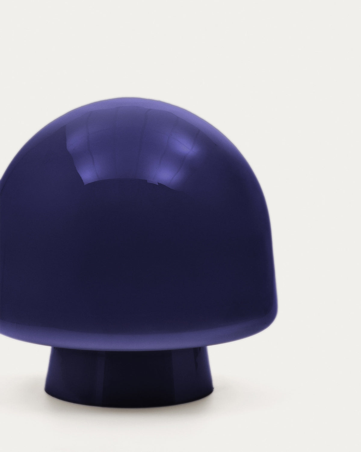 Tischleuchte Reig aus blauem Glas in Dunkelblau präsentiert im Onlineshop von KAQTU Design AG. Tischleuchte ist von Kave Home