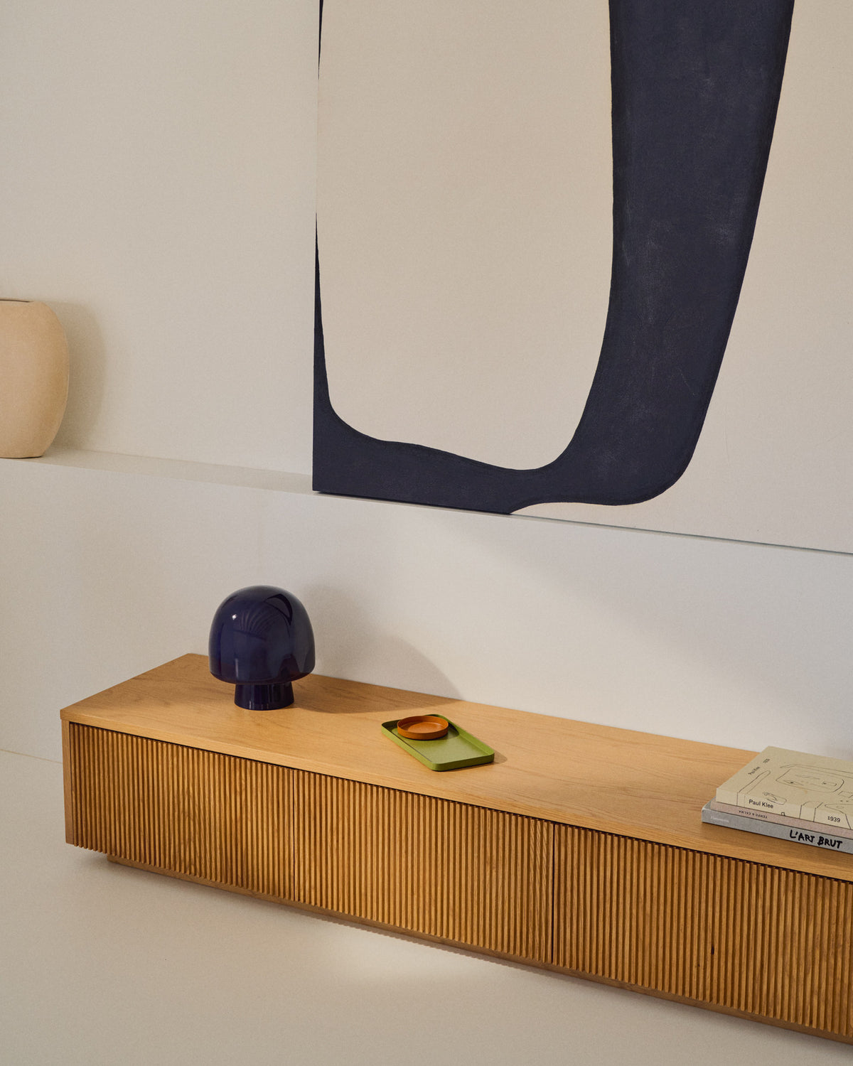 Tischleuchte Reig aus blauem Glas in Dunkelblau präsentiert im Onlineshop von KAQTU Design AG. Tischleuchte ist von Kave Home