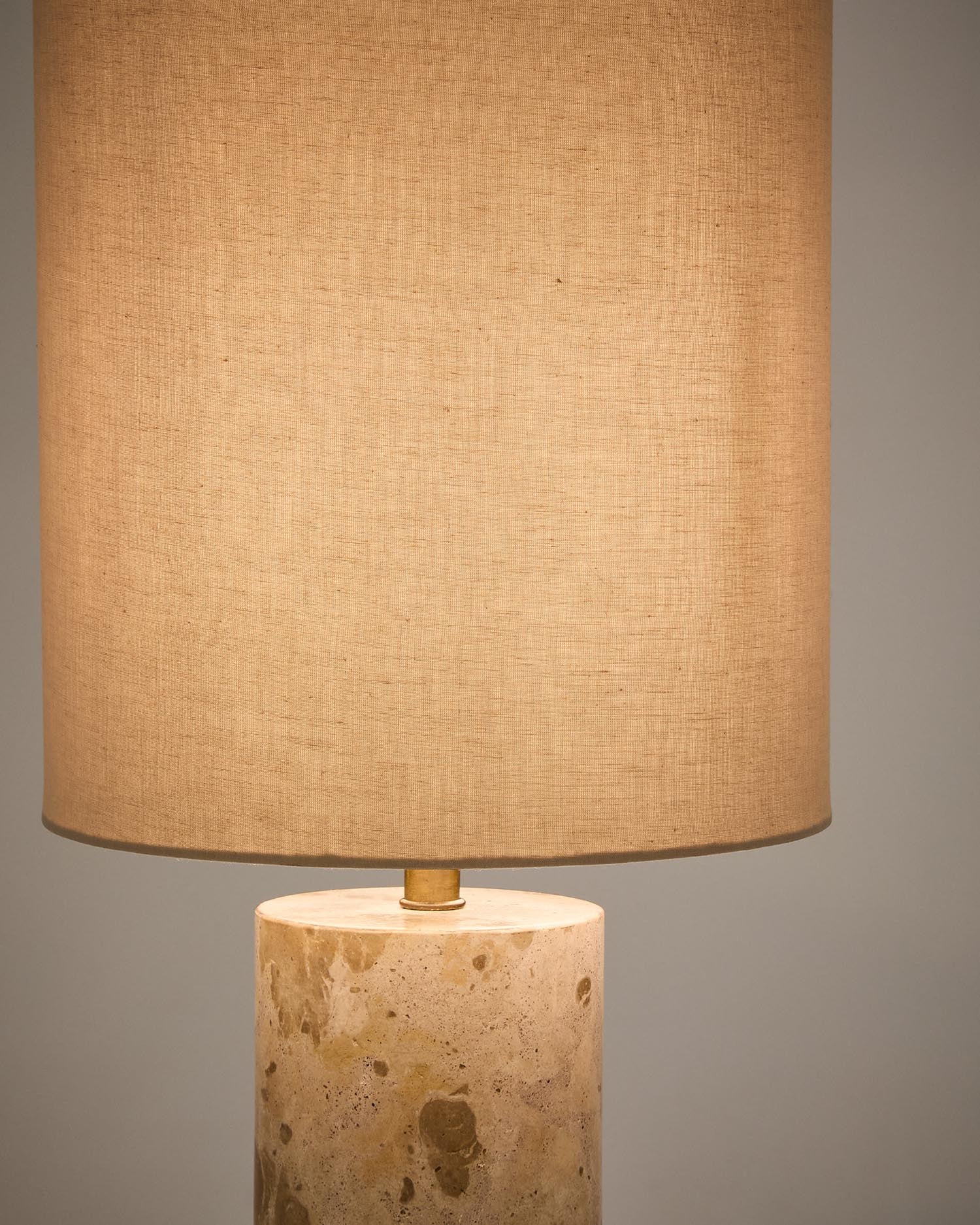 Stilvolle Tischleuchte Raze aus hochwertigem beigem Marmor und Leinen, ideal für eine gemütliche Atmosphäre in jedem Raum.