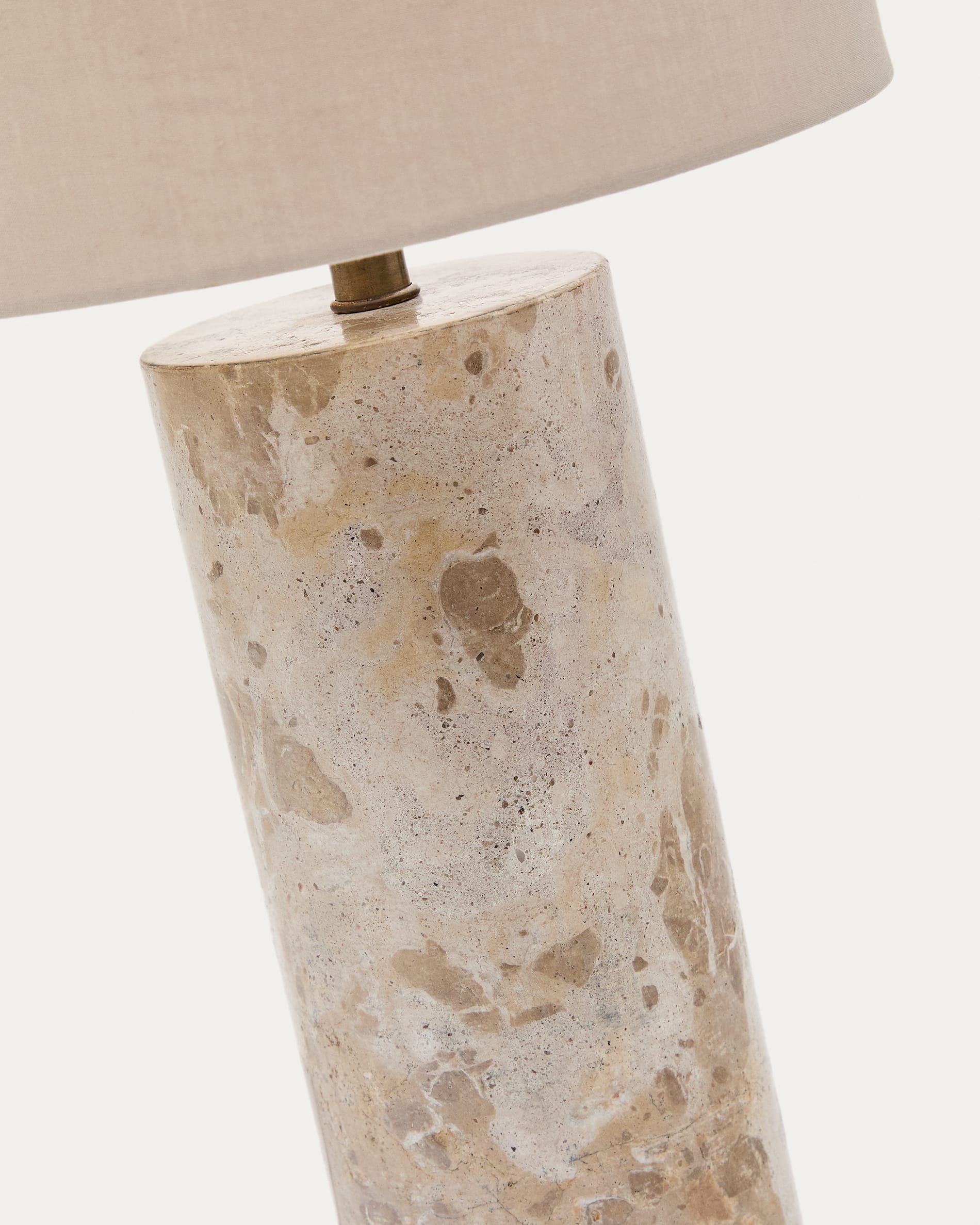Elegante Tischleuchte Raze aus edlem beigem Marmor und Leinen, perfekt für stimmungsvolle Beleuchtung in jedem Wohnraum.