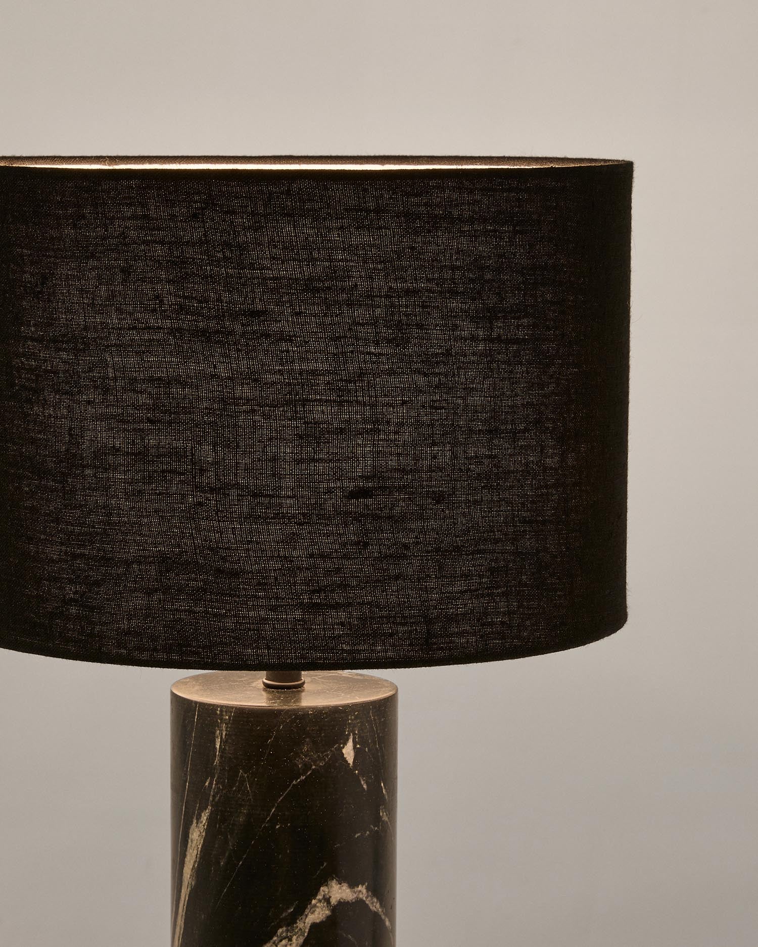 Elegante Tischleuchte Vex: Schwarzer Marmor und Leinen-Lampenschirm schaffen eine stilvolle Atmosphäre und setzen Akzente in jedem Raum.