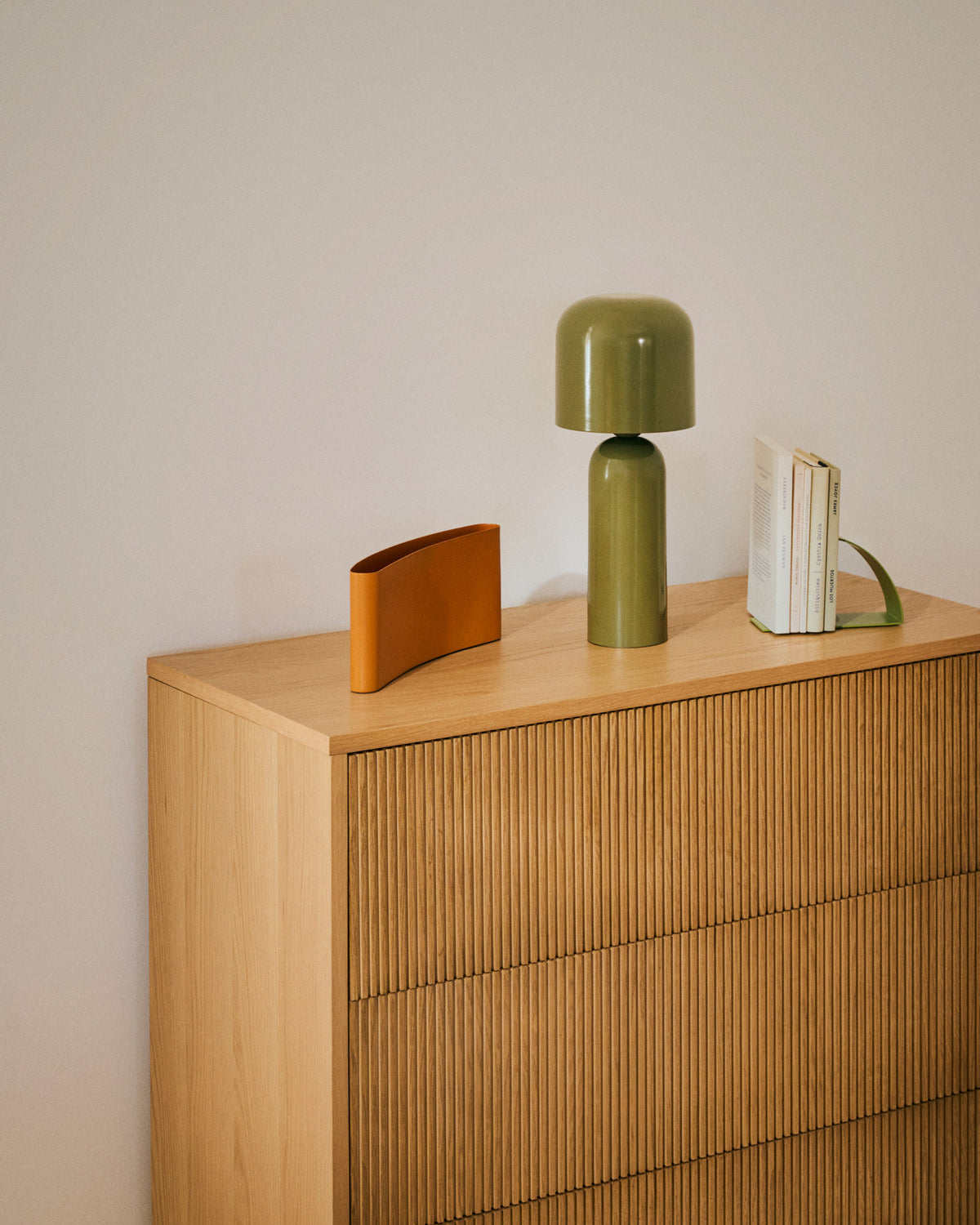 Tischleuchte Monze aus grün lackiertem Metall in Grün präsentiert im Onlineshop von KAQTU Design AG. Tischleuchte ist von Kave Home