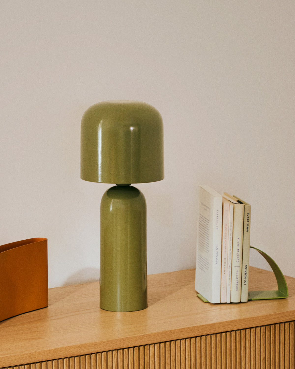 Tischleuchte Monze aus grün lackiertem Metall in Grün präsentiert im Onlineshop von KAQTU Design AG. Tischleuchte ist von Kave Home