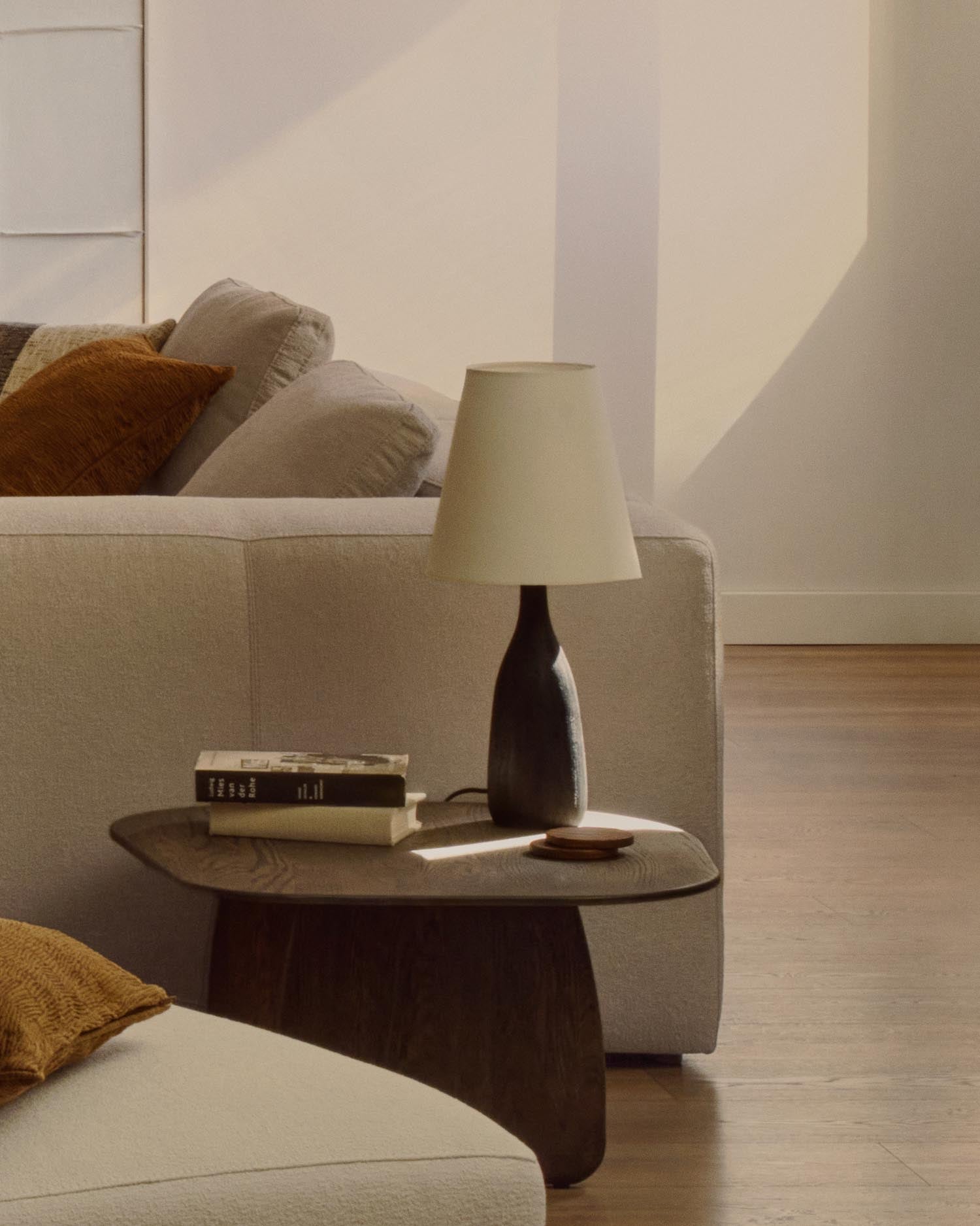 Stilvolle Tischleuchte Luvia aus Holz: Schwarzer Fuß, sanfter Lichtschein durch weißen Schirm. Ideal für jedes Zuhause.