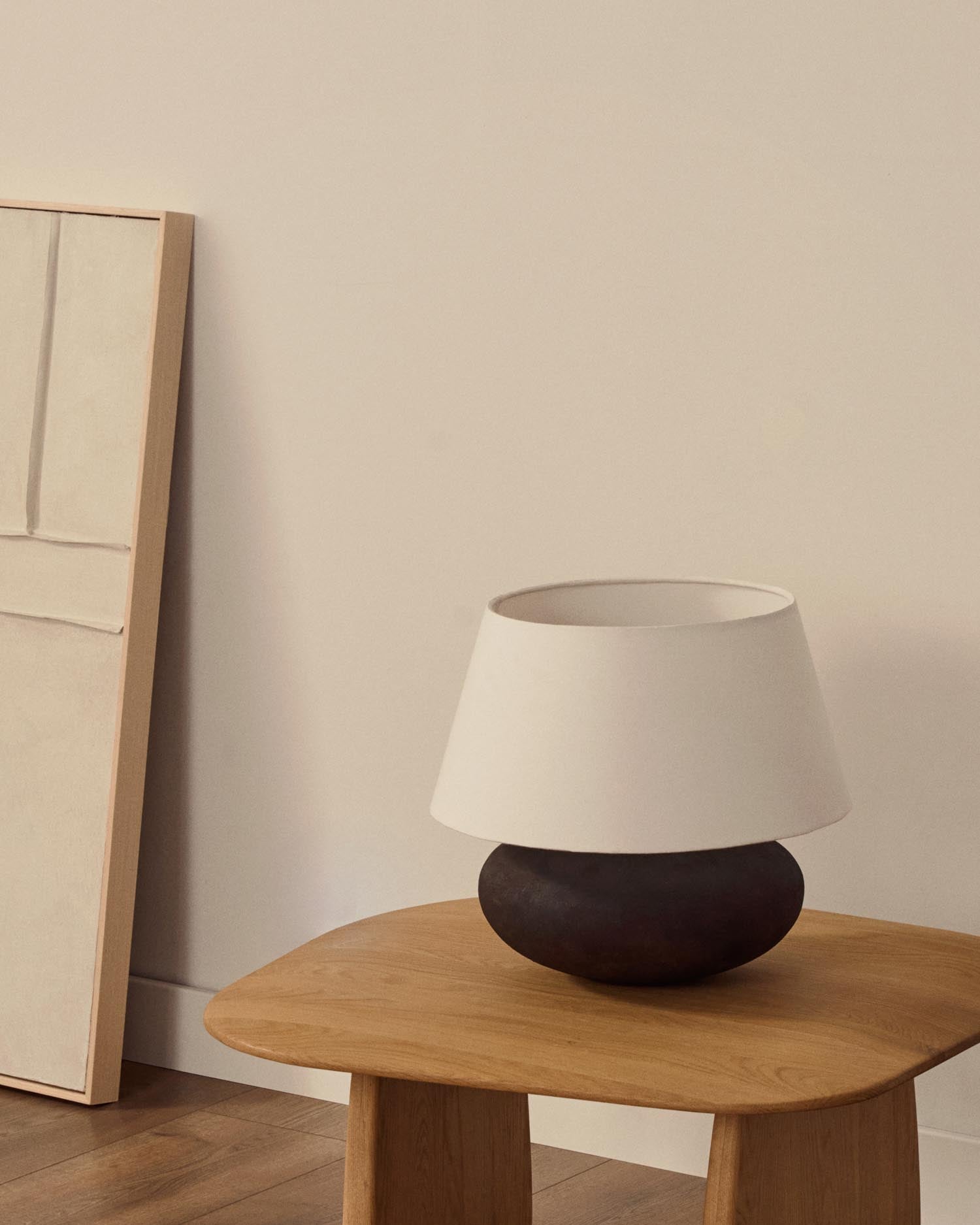 Entdecken Sie die Tischleuchte Nessi von Kave Home: Elegantes Metall mit schwarzem Terrakotta-Effekt und warmen Holzdetails für jeden Raum.