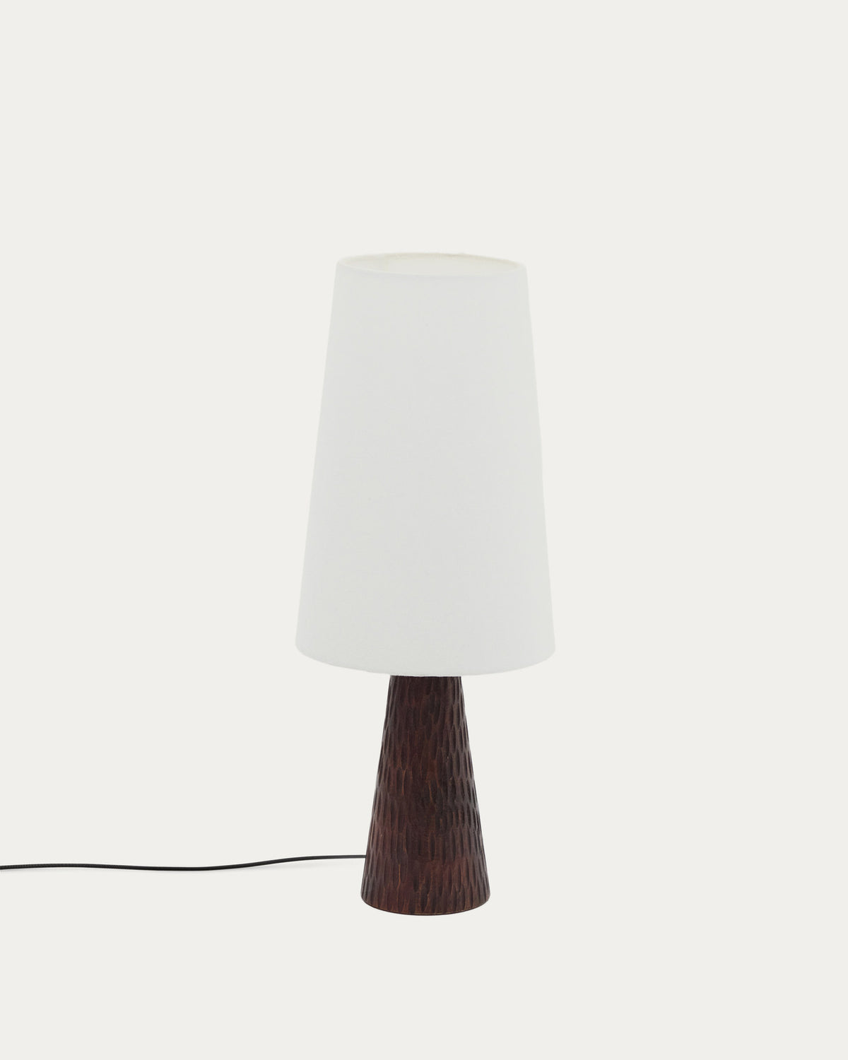 Tischleuchte Amire aus Holz mit dunklem Finish in Natur präsentiert im Onlineshop von KAQTU Design AG. Tischleuchte ist von Kave Home