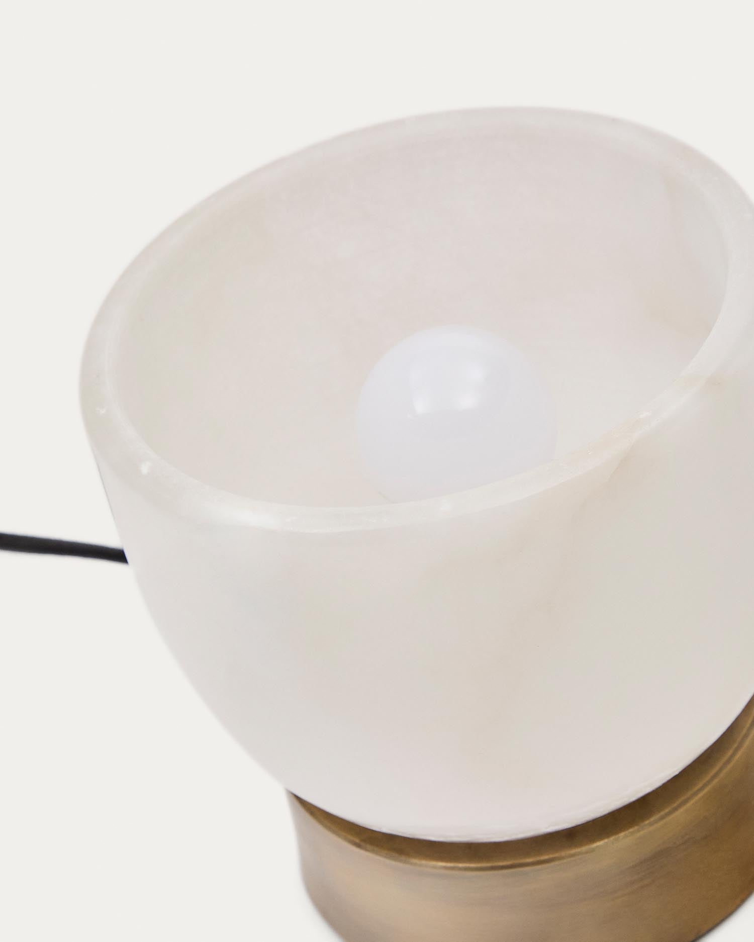 Stilvolle Tischleuchte Shenli aus hochwertigem Alabaster und Metall mit edlem Messing-Finish, perfekt für eine warme Atmosphäre in Ihrem Zuhause.