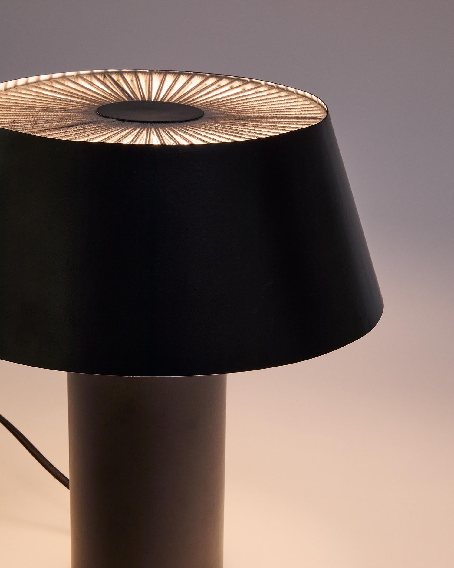 Stilvolle Tischleuchte Ancare: Schwarzes Metall trifft auf warmes, beiges Seil und schafft eine einladende Atmosphäre in jedem Zuhause.