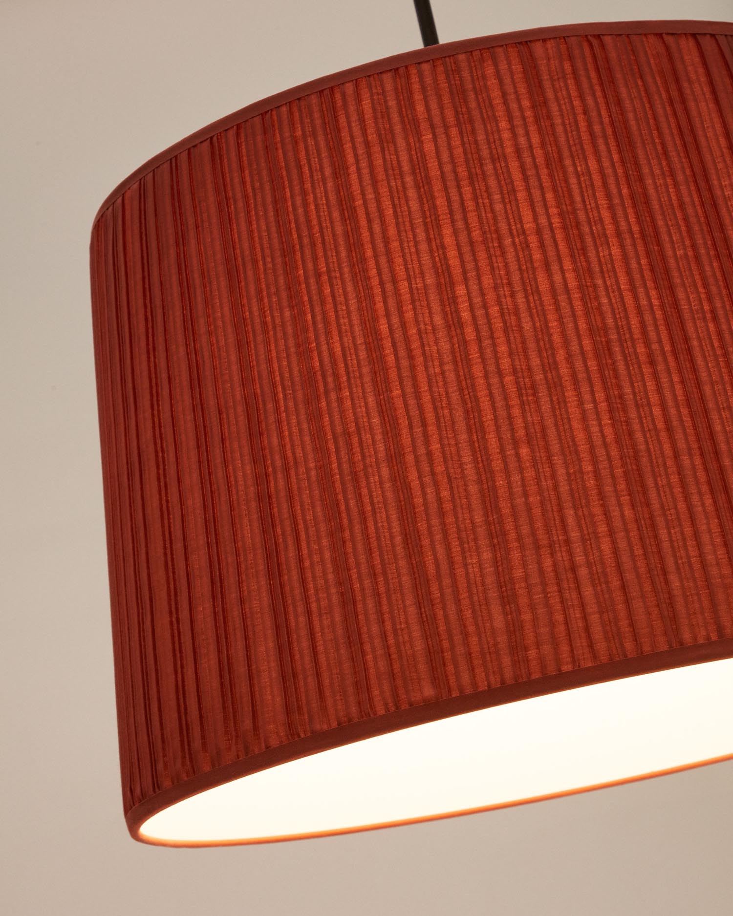 Stilvoller Lampenschirm Guash in Terrakotta (Ø 50 cm) von Kave Home: Verleihen Sie Ihrem Zuhause mit natürlicher Eleganz und vielseitigem Design einen besonderen Akzent.