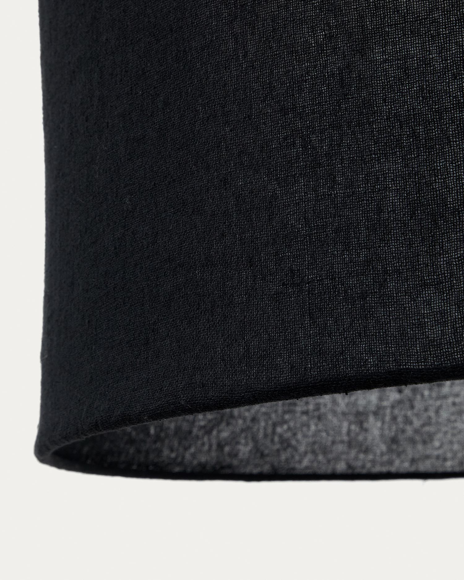 Eleganter Mariela Deckenlampenschirm aus feinem Leinen in edlem Schwarz, Ø 40 x 60 cm, kombiniert mit stabilen Massivholzelementen für warmes Licht.