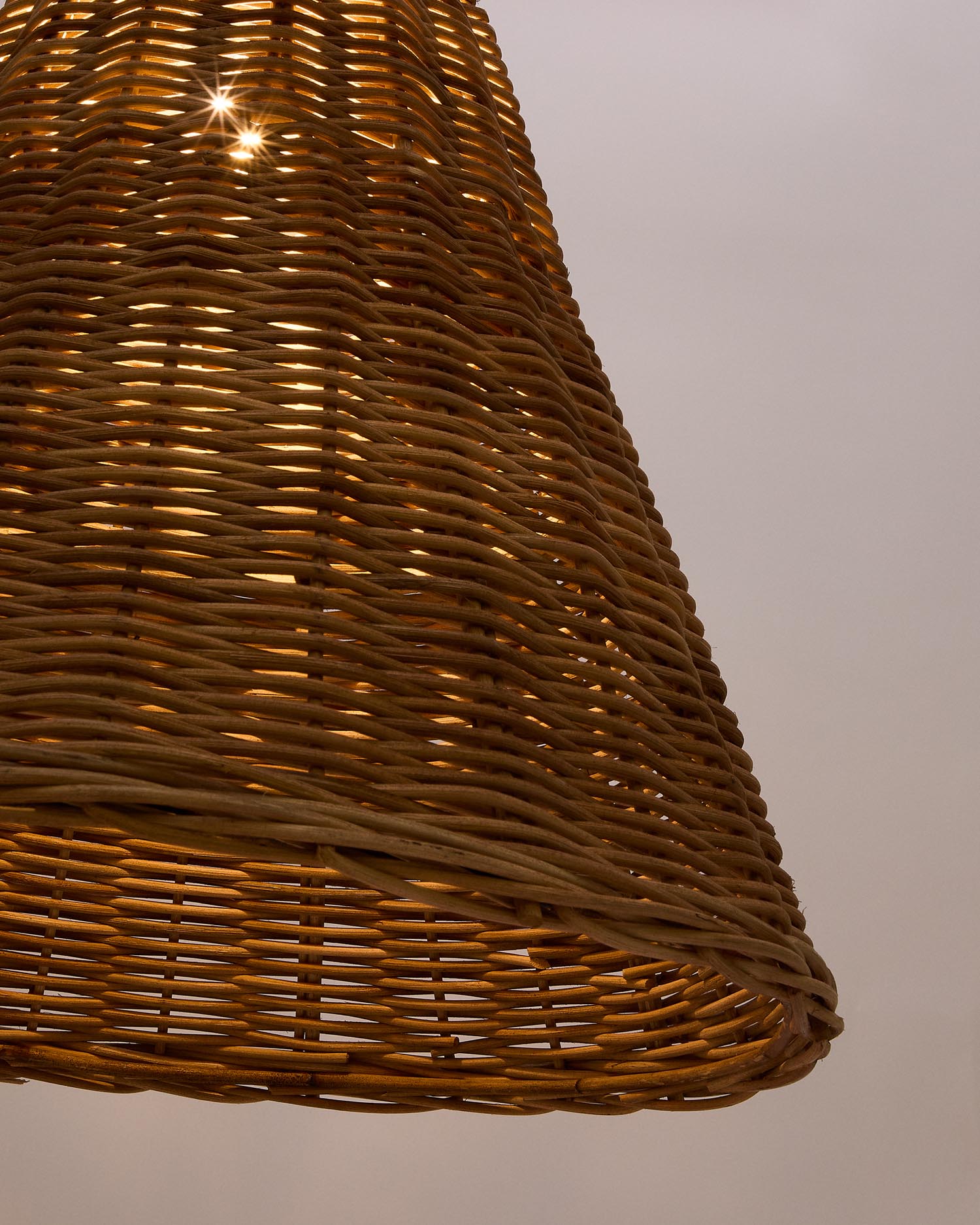 Eleganter Rattan-Lampenschirm mit 60 cm Durchmesser. Handgefertigt, naturfarben, sorgt für warmes Licht und eine einladende Atmosphäre.