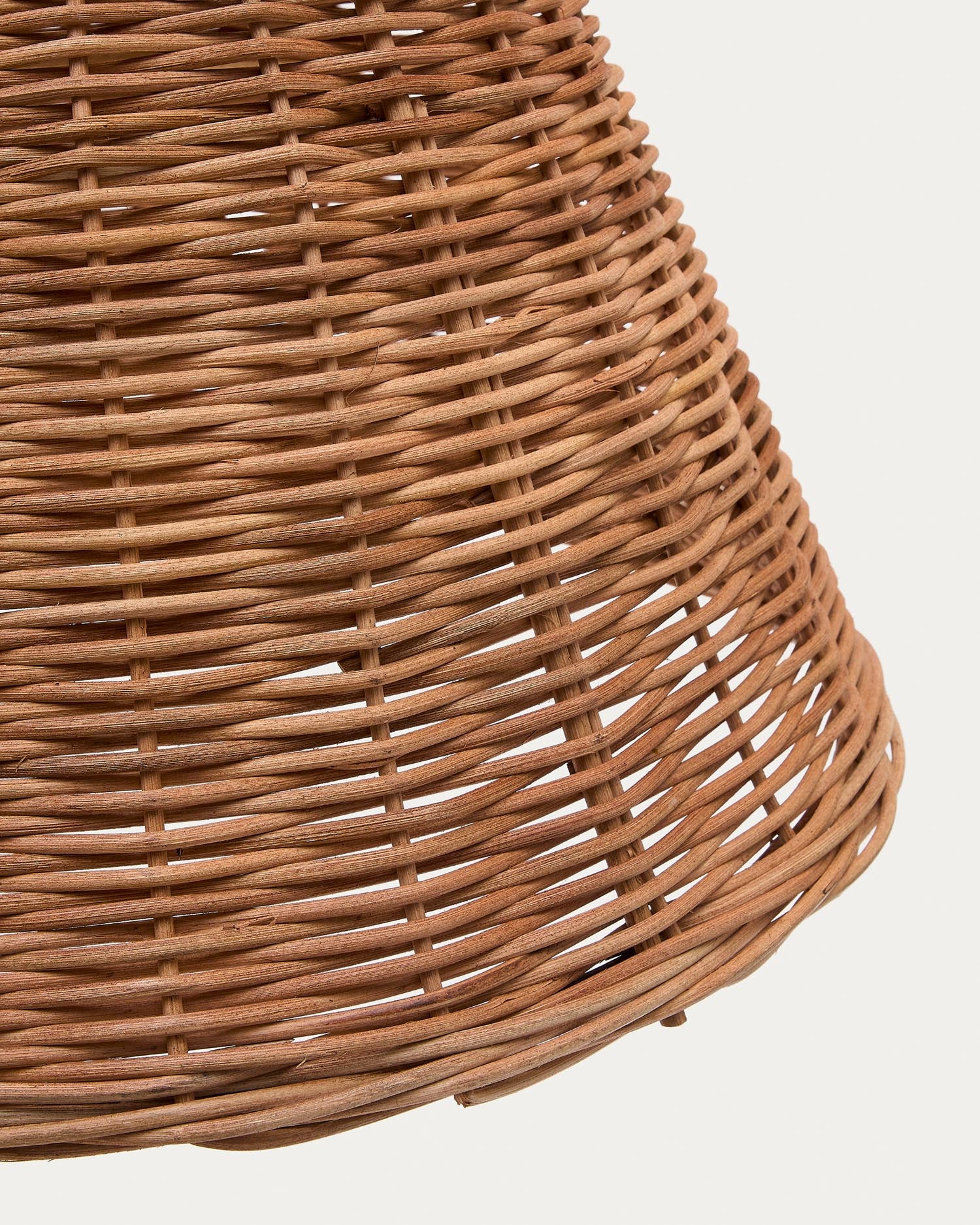 Handgefertigter Rattan-Lampenschirm (Ø 60 cm) von Kave Home. Naturfarbenes Finish, ideal für gemütliche Lichtakzente in jedem Raum.