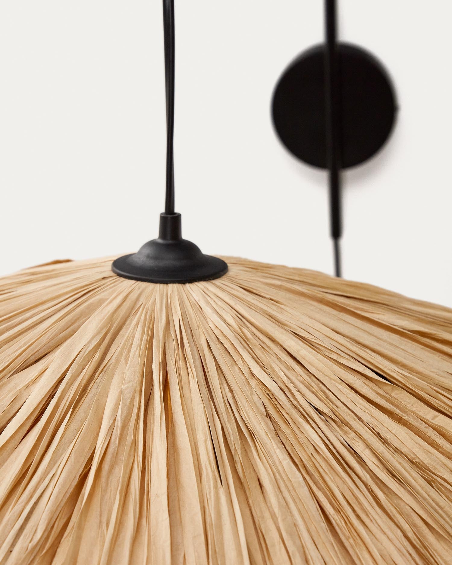 Die Rosella Wandleuchte von Kave Home vereint handgefertigten Raffiabast und robustes Massivholz für stilvolle Akzente und gemütliche Beleuchtung.