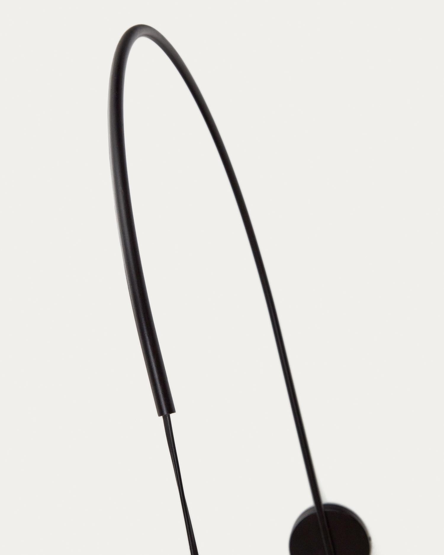 Die Rosella Wandleuchte von Kave Home kombiniert handgeflochtenen Raffiabast mit edlem Massivholz und schafft so eine warme, einladende Atmosphäre.