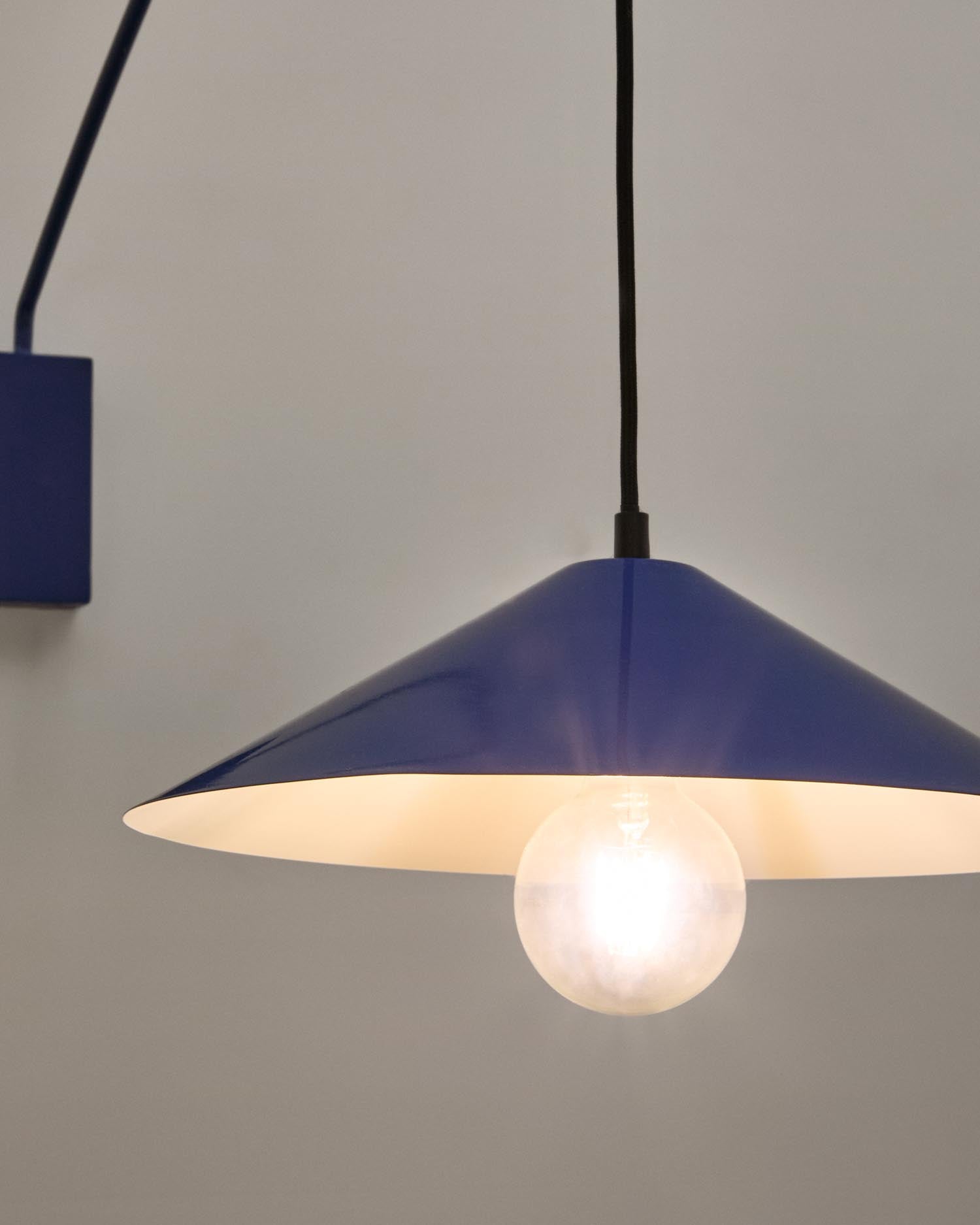 Entdecken Sie die Kally Wandleuchte von Kave Home: Ein elegantes Design aus Metall mit blauem Finish und Holz, perfekt für jeden Wohnraum.