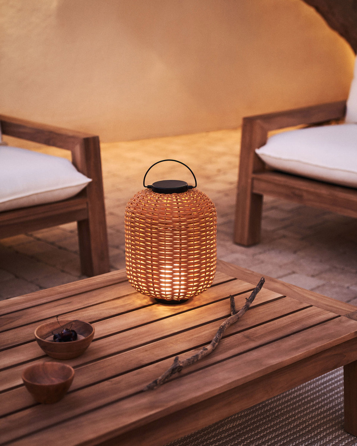 Saranella kleine tragbare Tischlampe aus Kunstrattan in Braun in Braun präsentiert im Onlineshop von KAQTU Design AG. Tischleuchte ist von Kave Home